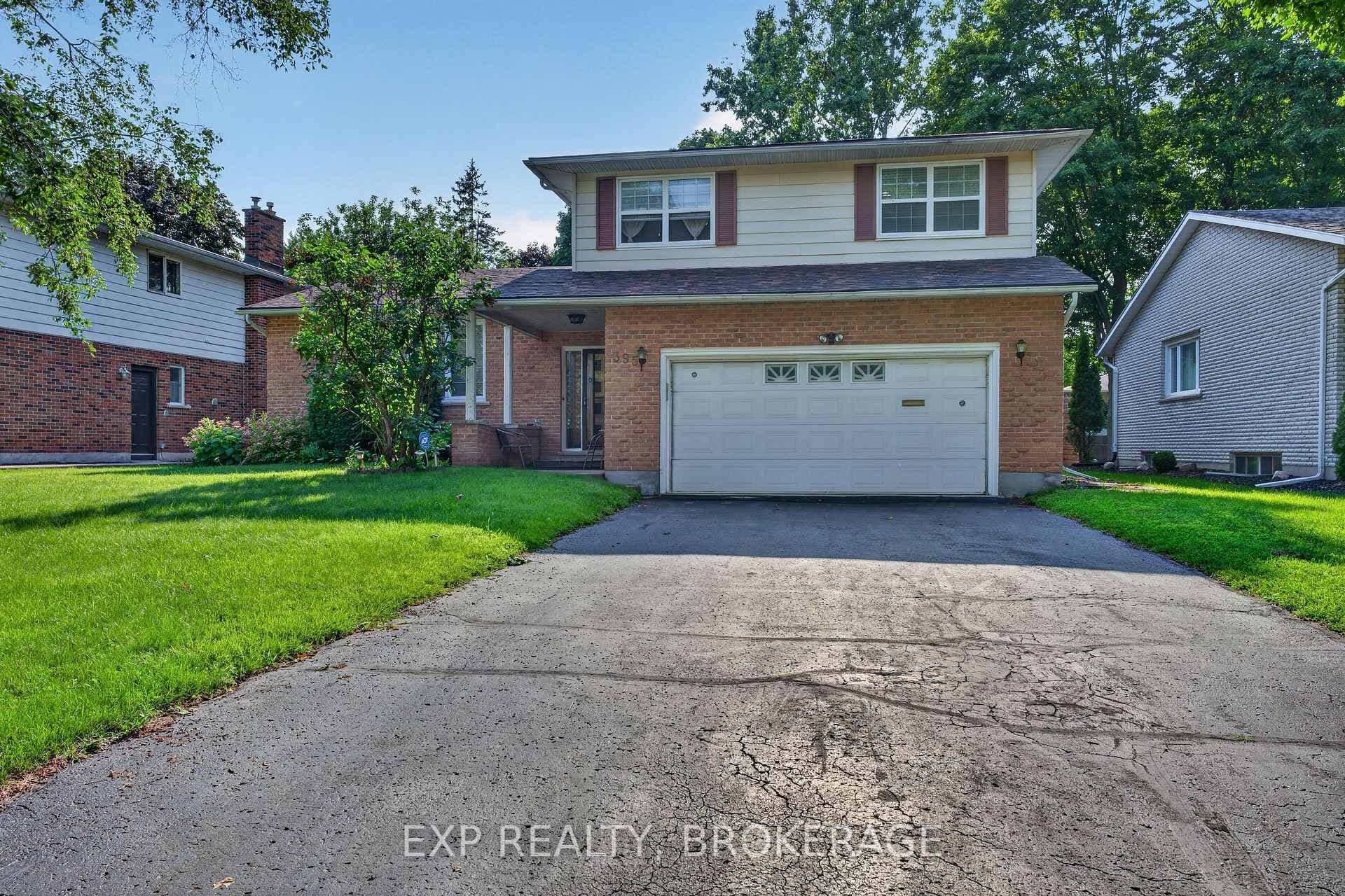 395 CARRIE Crescent photo 2