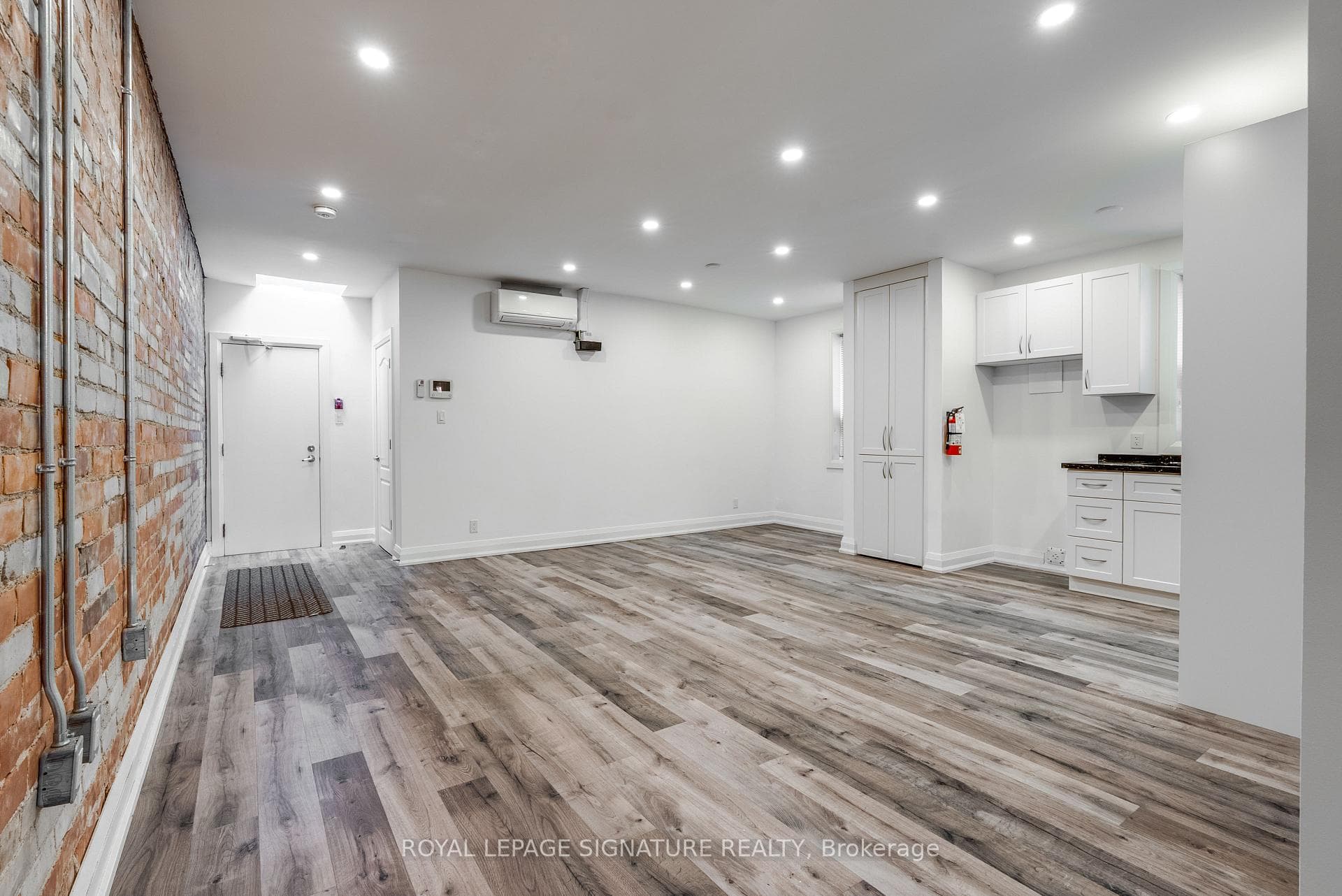 421 Danforth Avenue Unit 2 photo 4
