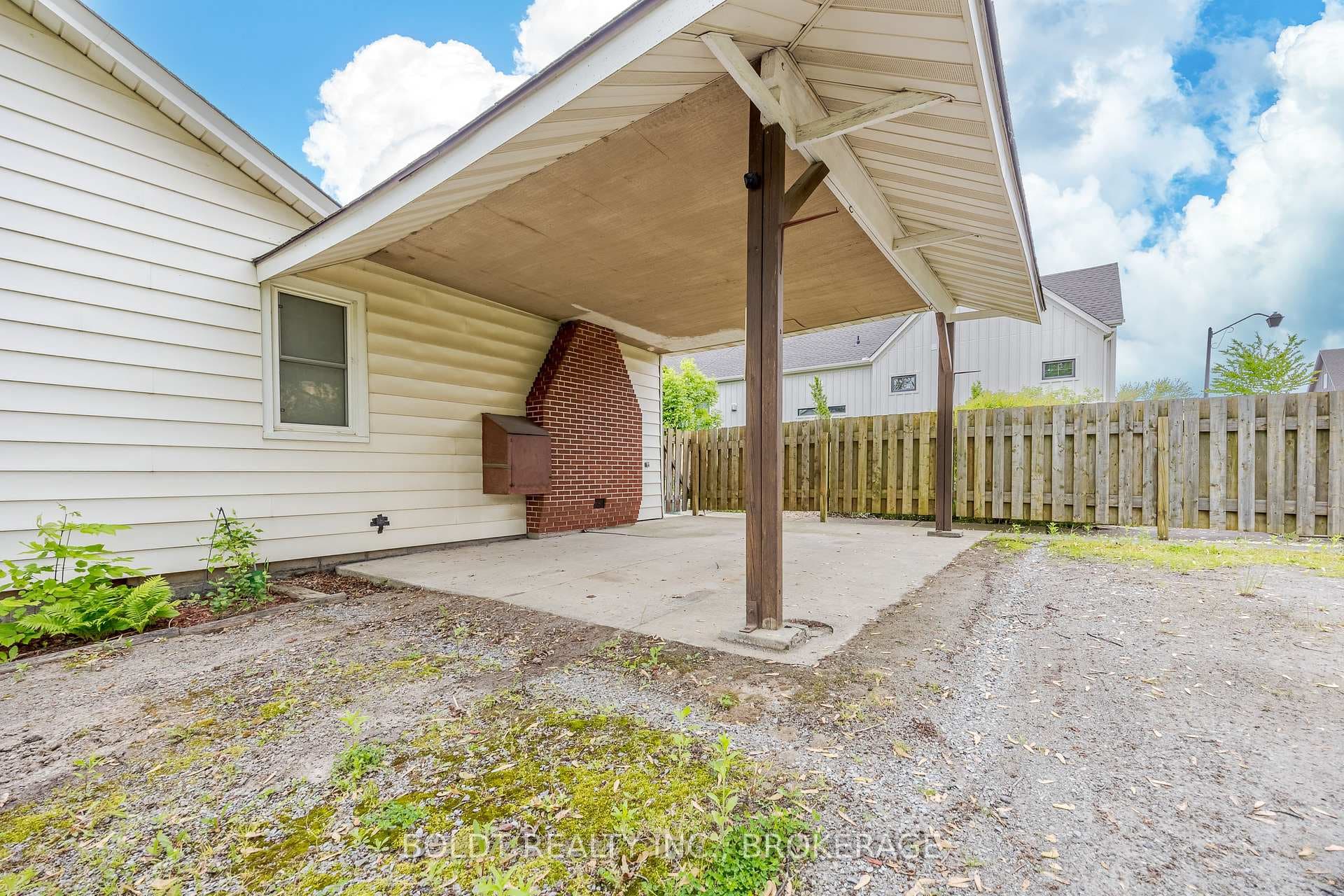1828 Decew Road photo 3