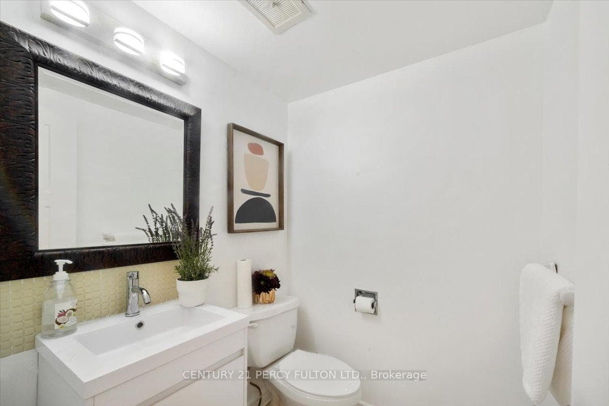 99 Palmdale Dr- powder room