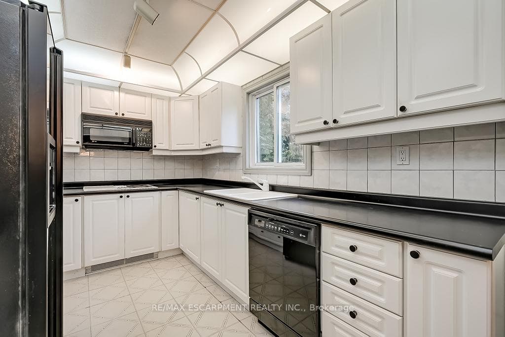 531 Lorne Street photo 14