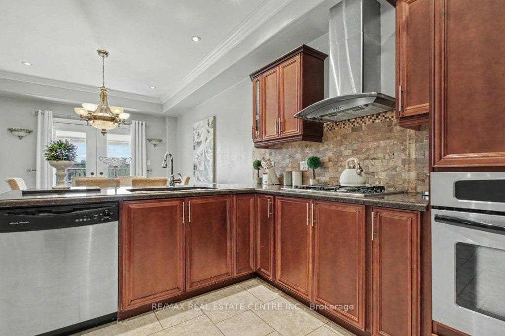 284 Normanhurst Avenue photo 14