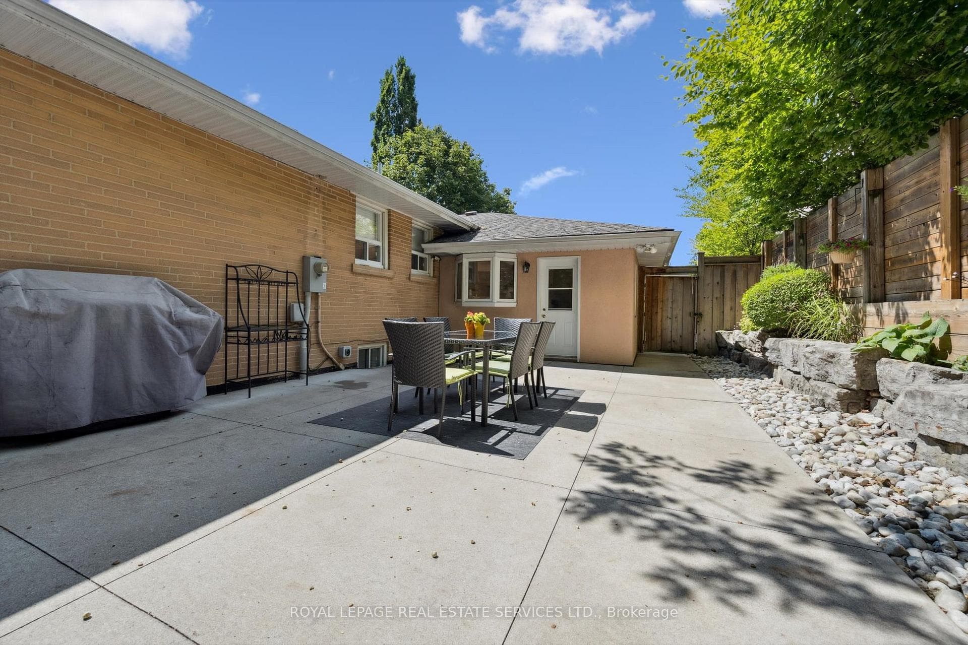 Backyard Oasis w/Concrete Patio-Ideal for Relaxing