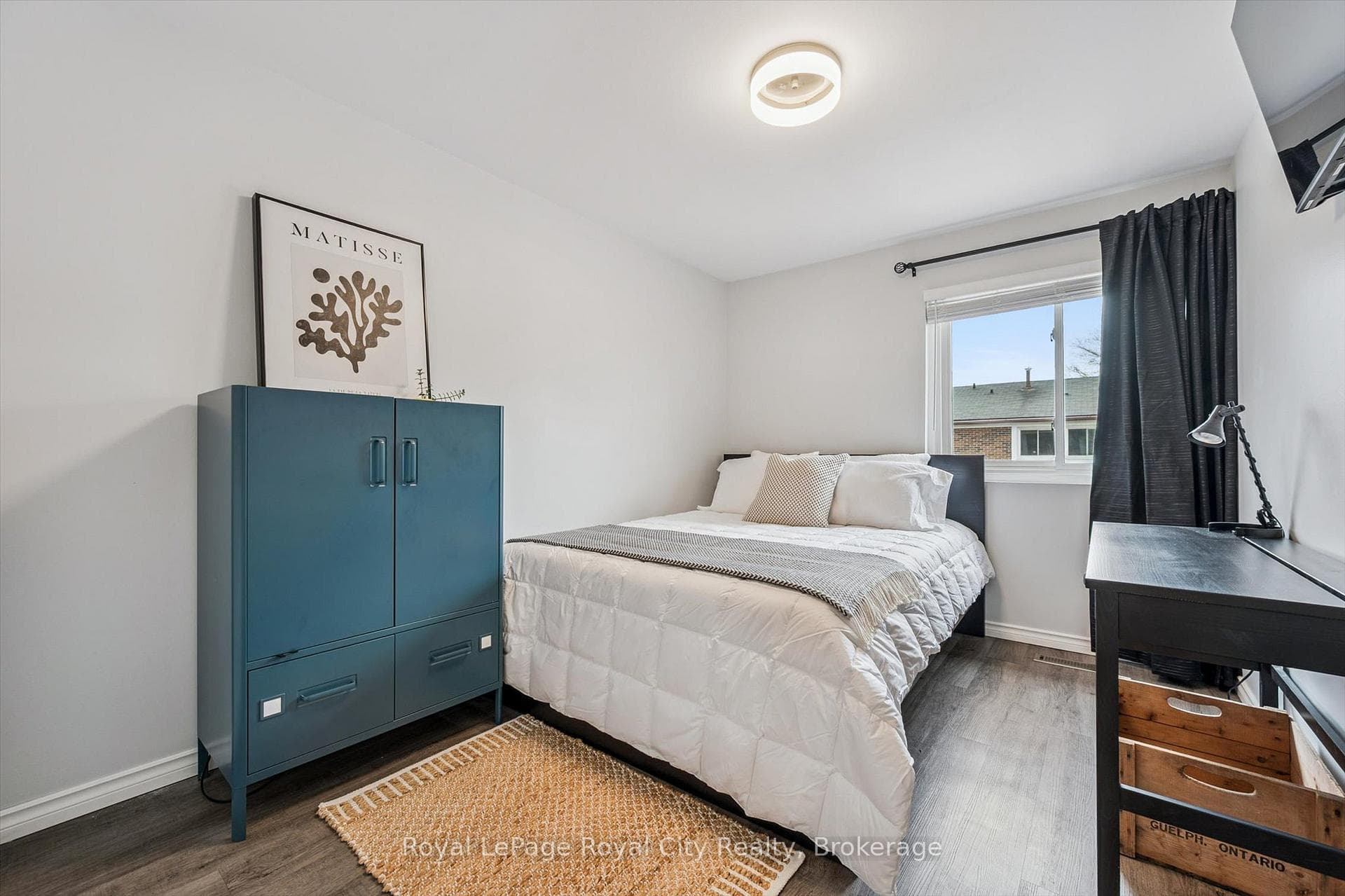 11'4" x 8'10" 3rd bedroom Queen size bed