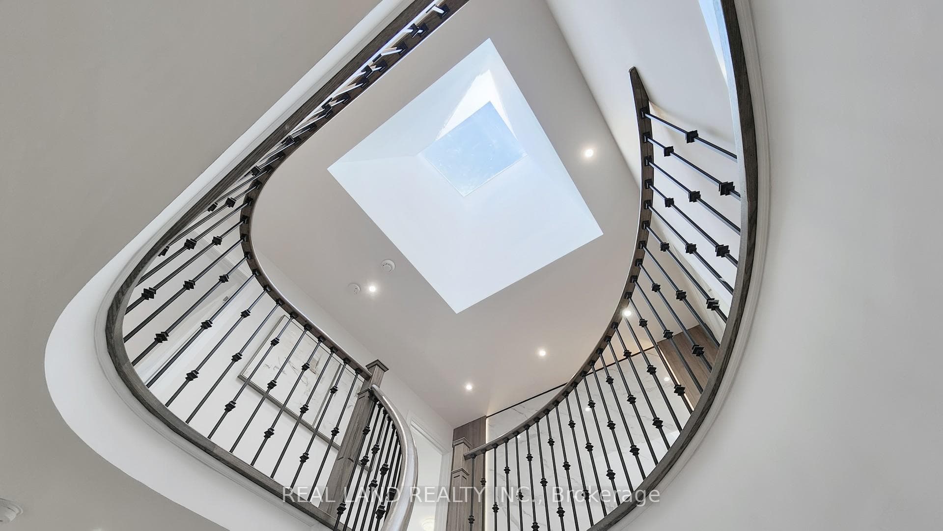 172 Manhattan Drive photo 24