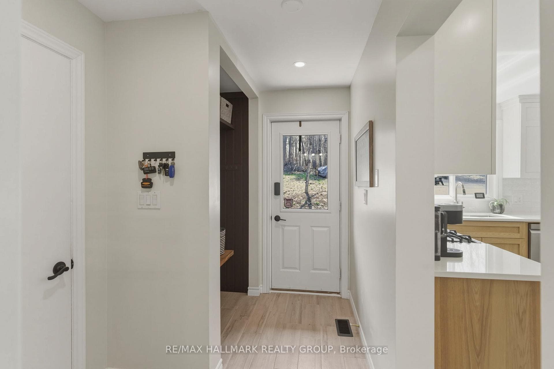 408 Yole Crescent photo 23