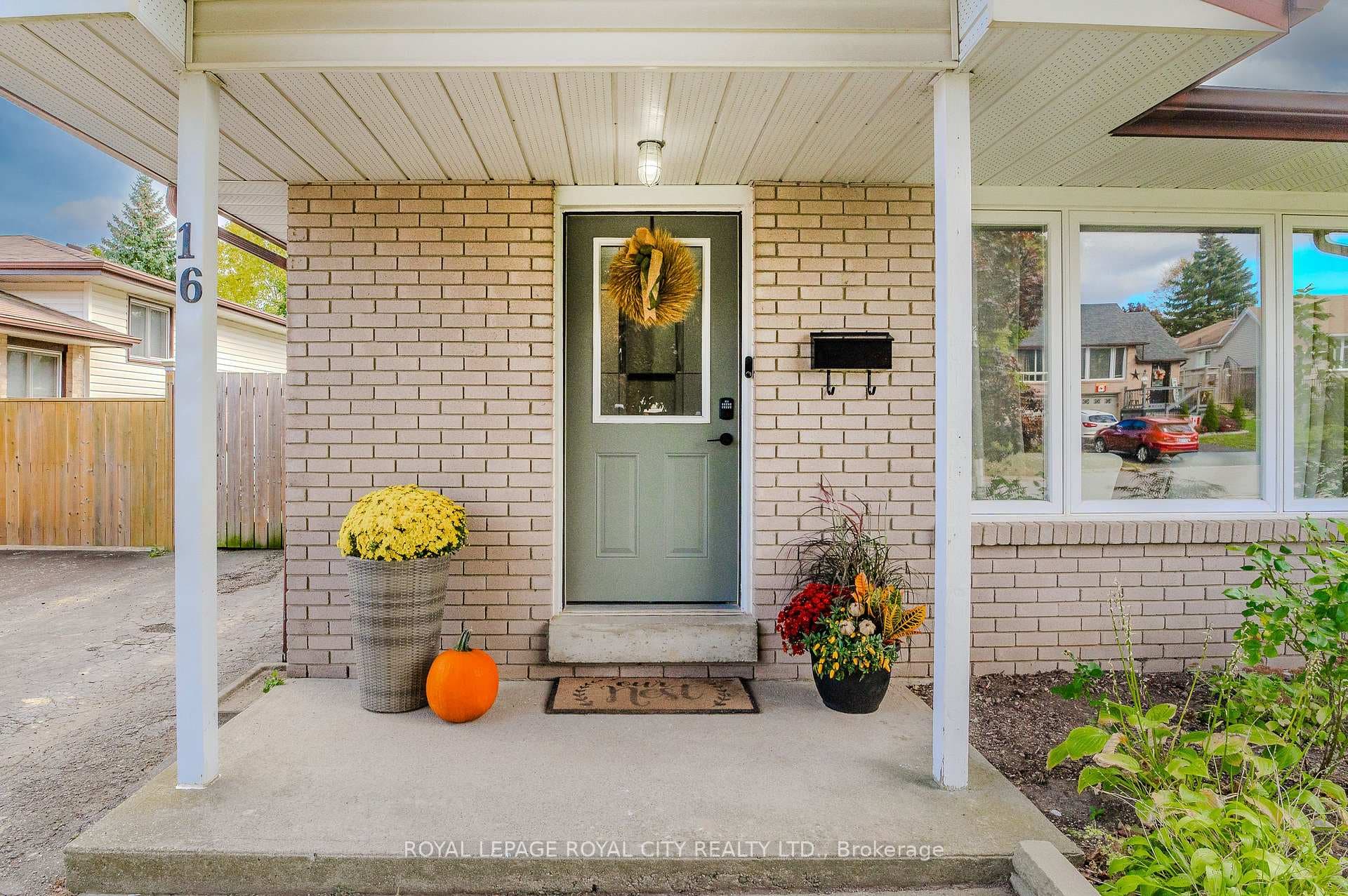 16 Nickolas Crescent photo 3