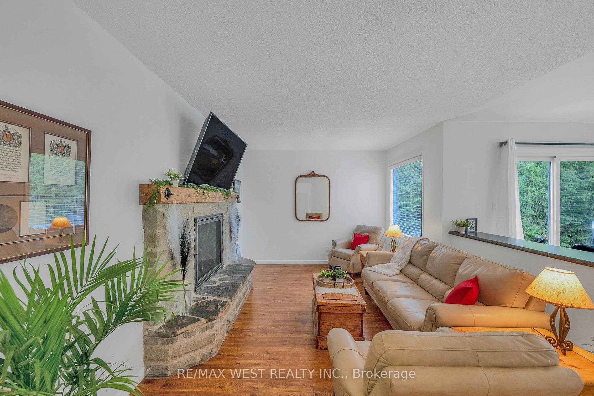 203 Elizabeth Crescent photo 9