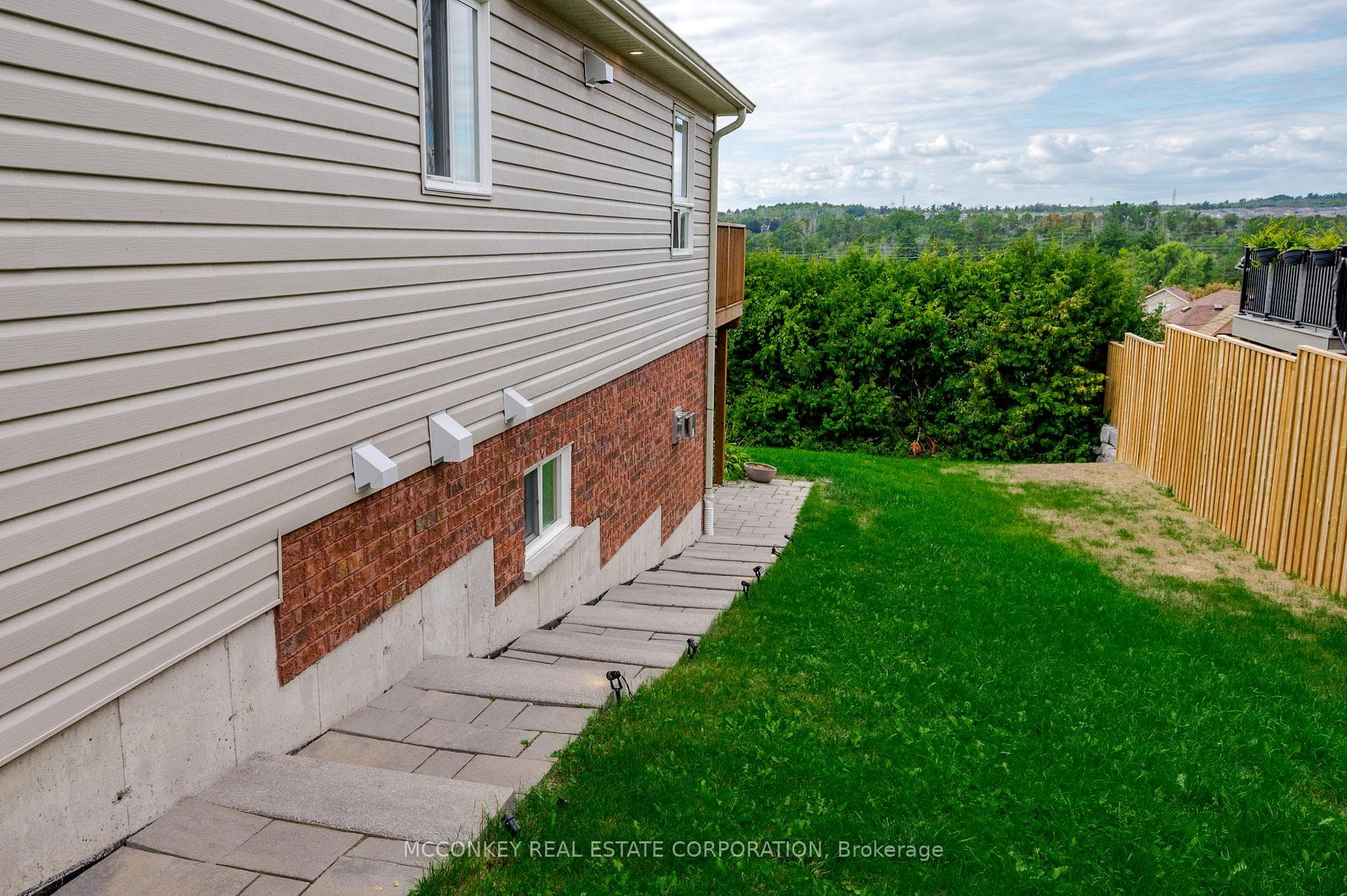 1563 Scollard Crescent photo 23