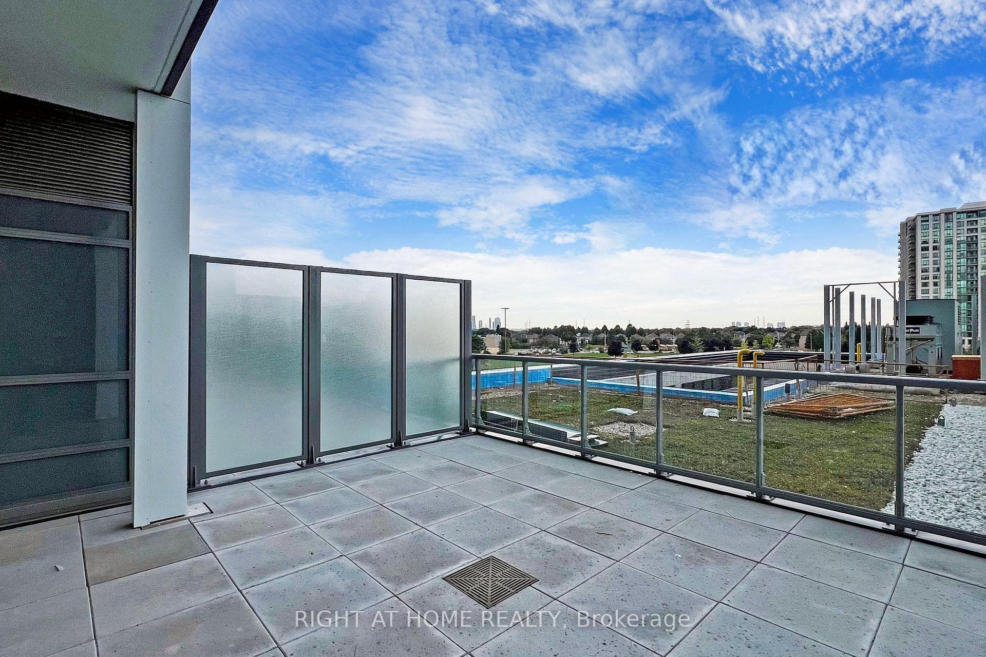 30 Upper Mall Way Unit 212A photo 32