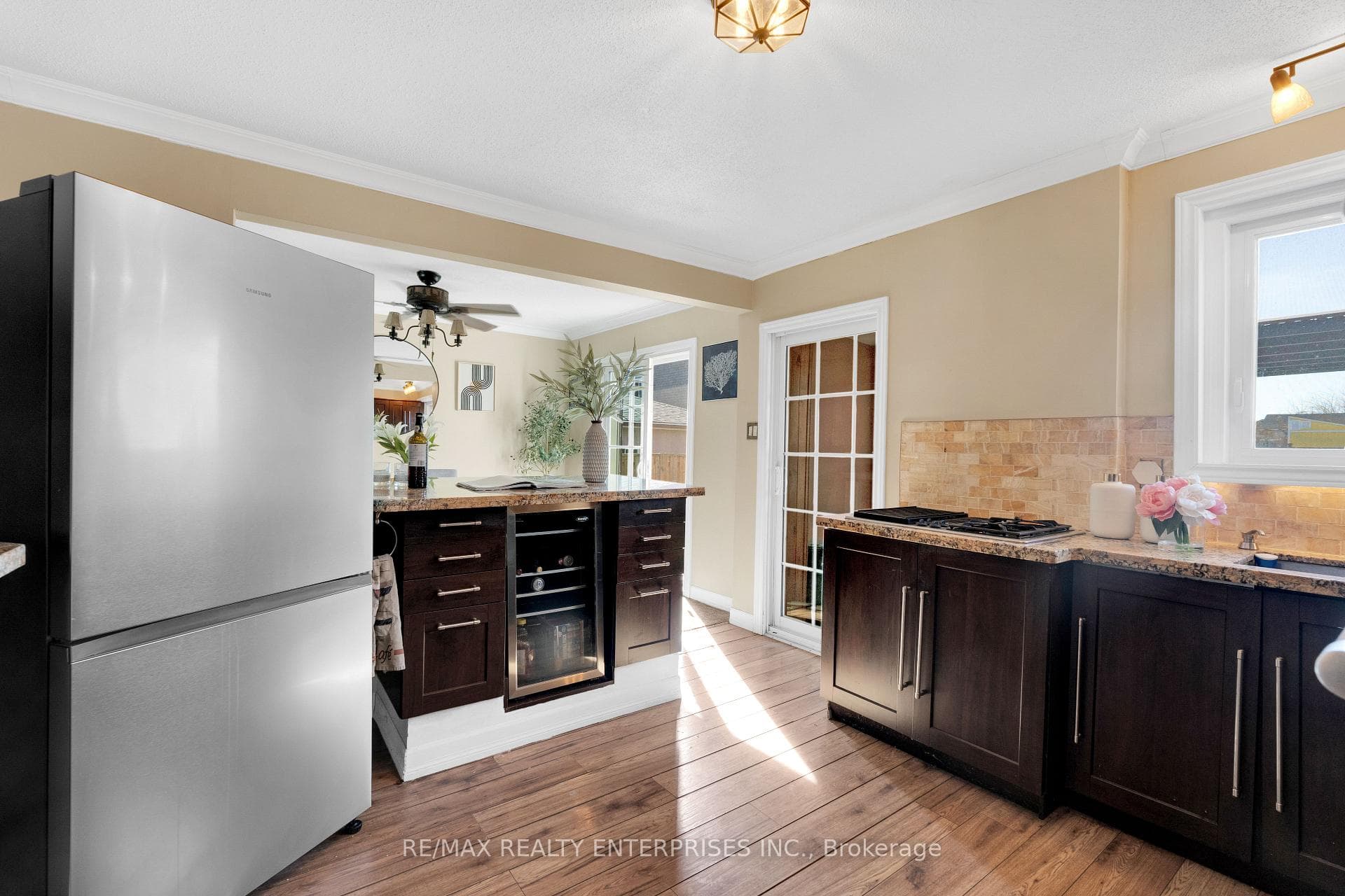 951 Atwater Avenue photo 8