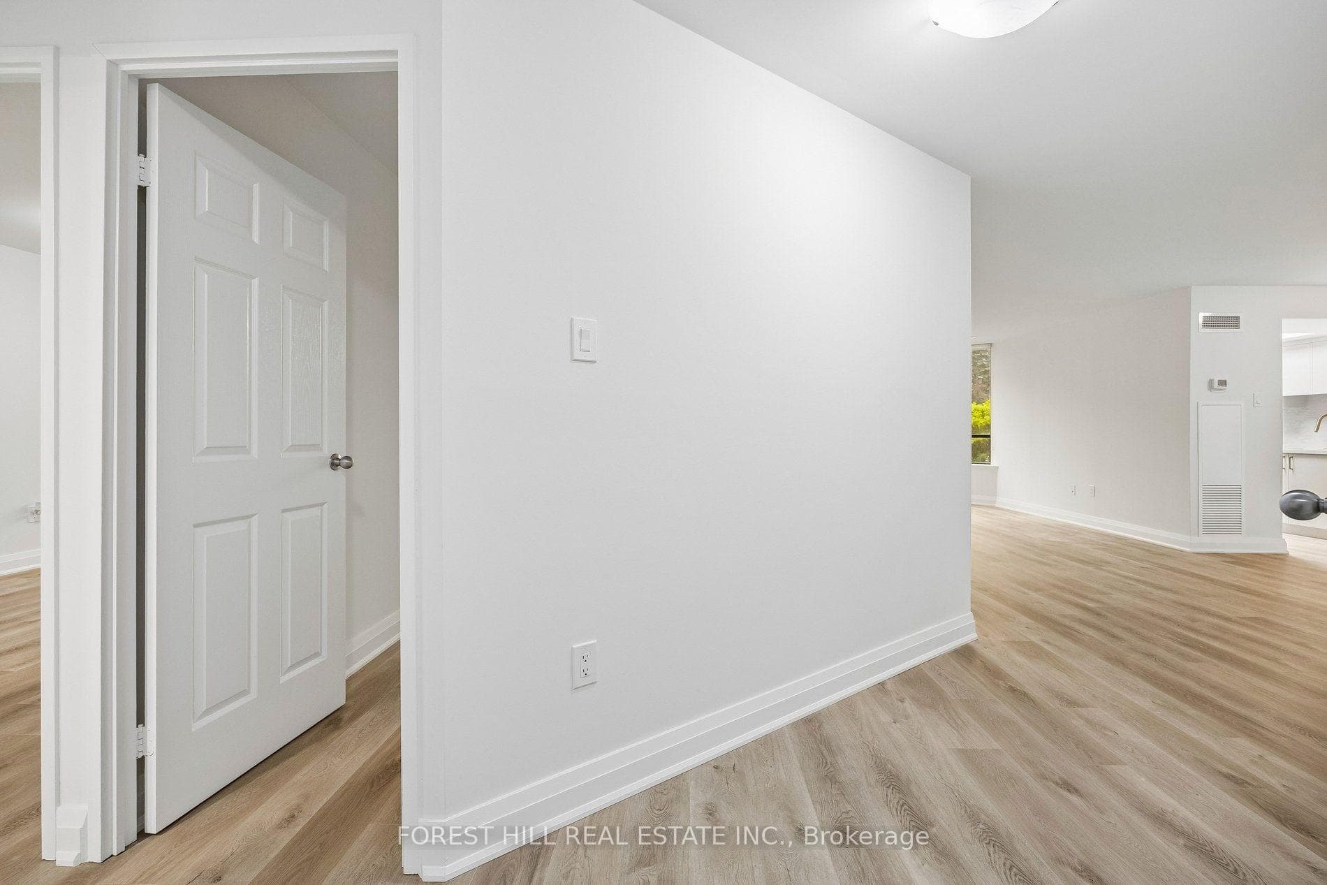 7420 Bathurst Street Unit 101 photo 4