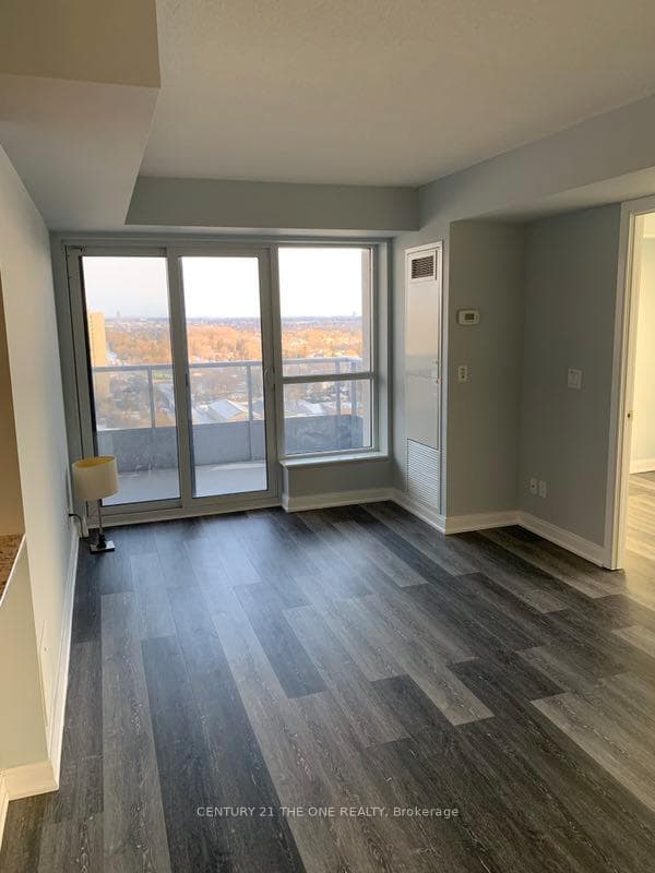 181 Village Green Square Unit 2020 photo 4