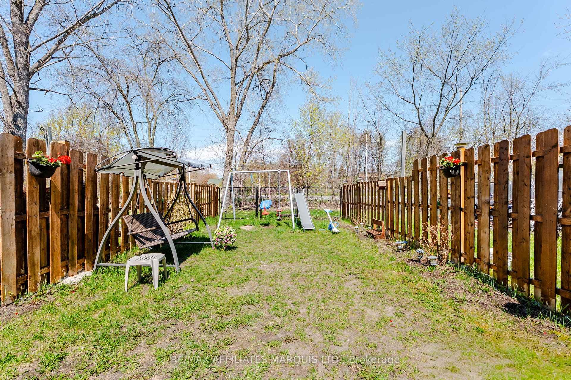 812 Glengarry Boulevard photo 40