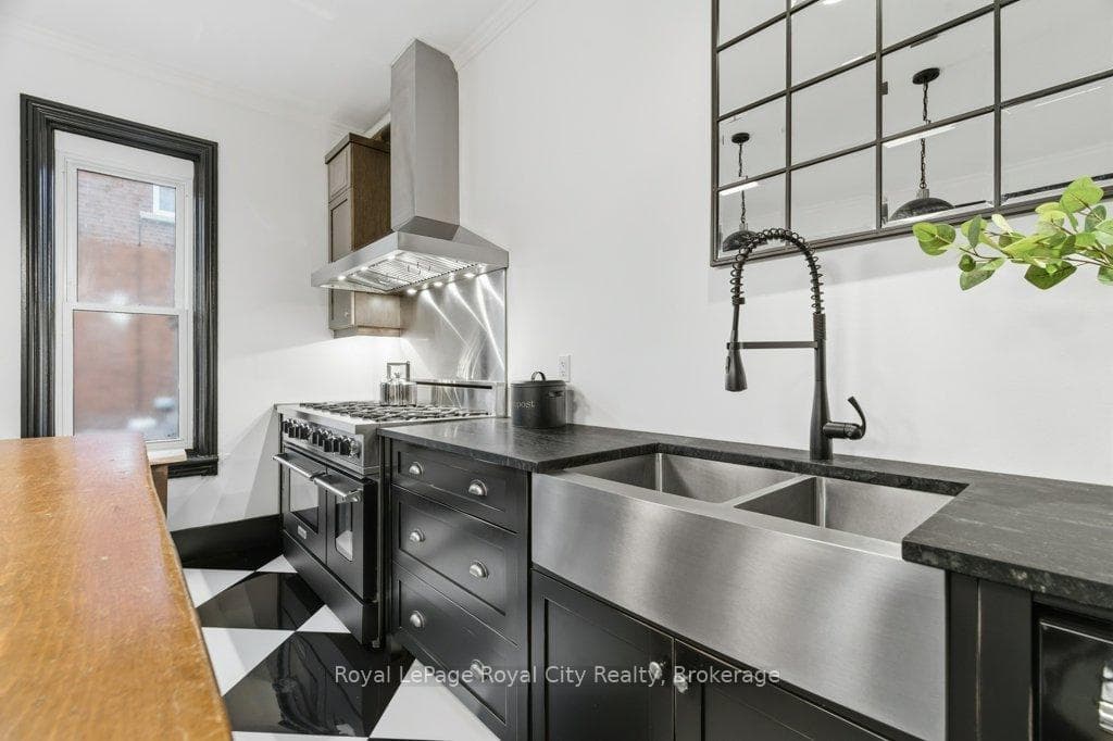 554 Woolwich Street photo 13