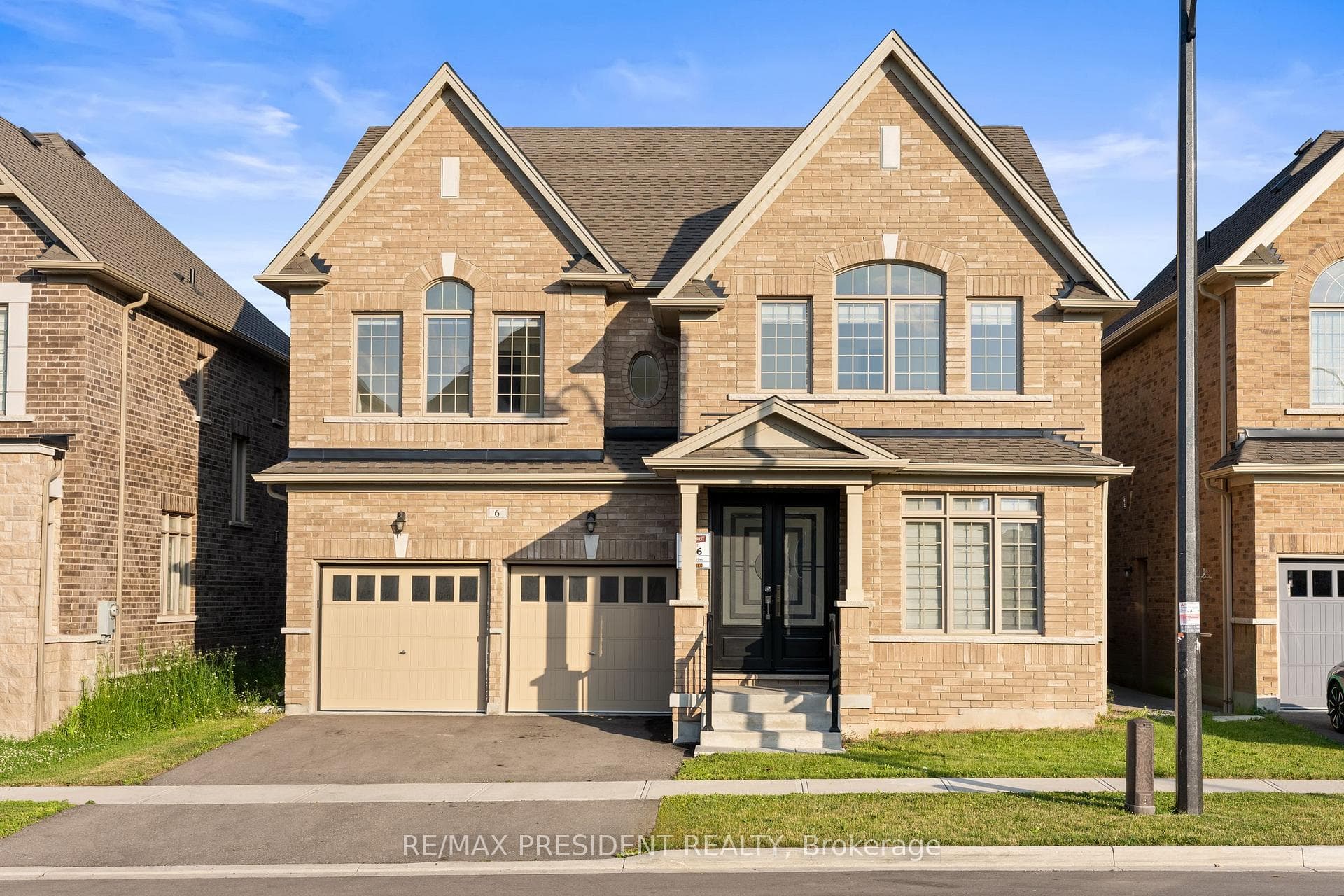 6 JENWOOD Crescent photo 1