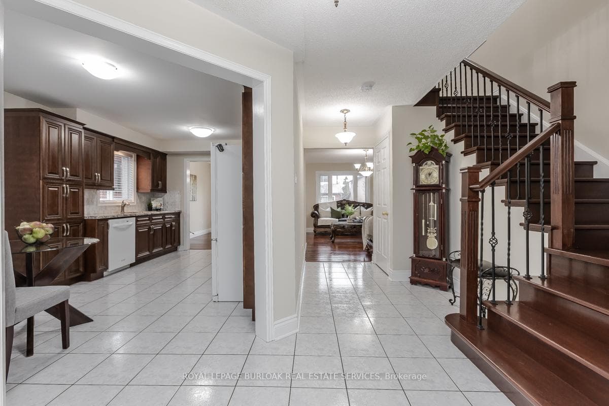 573 Phoebe Crescent photo 13