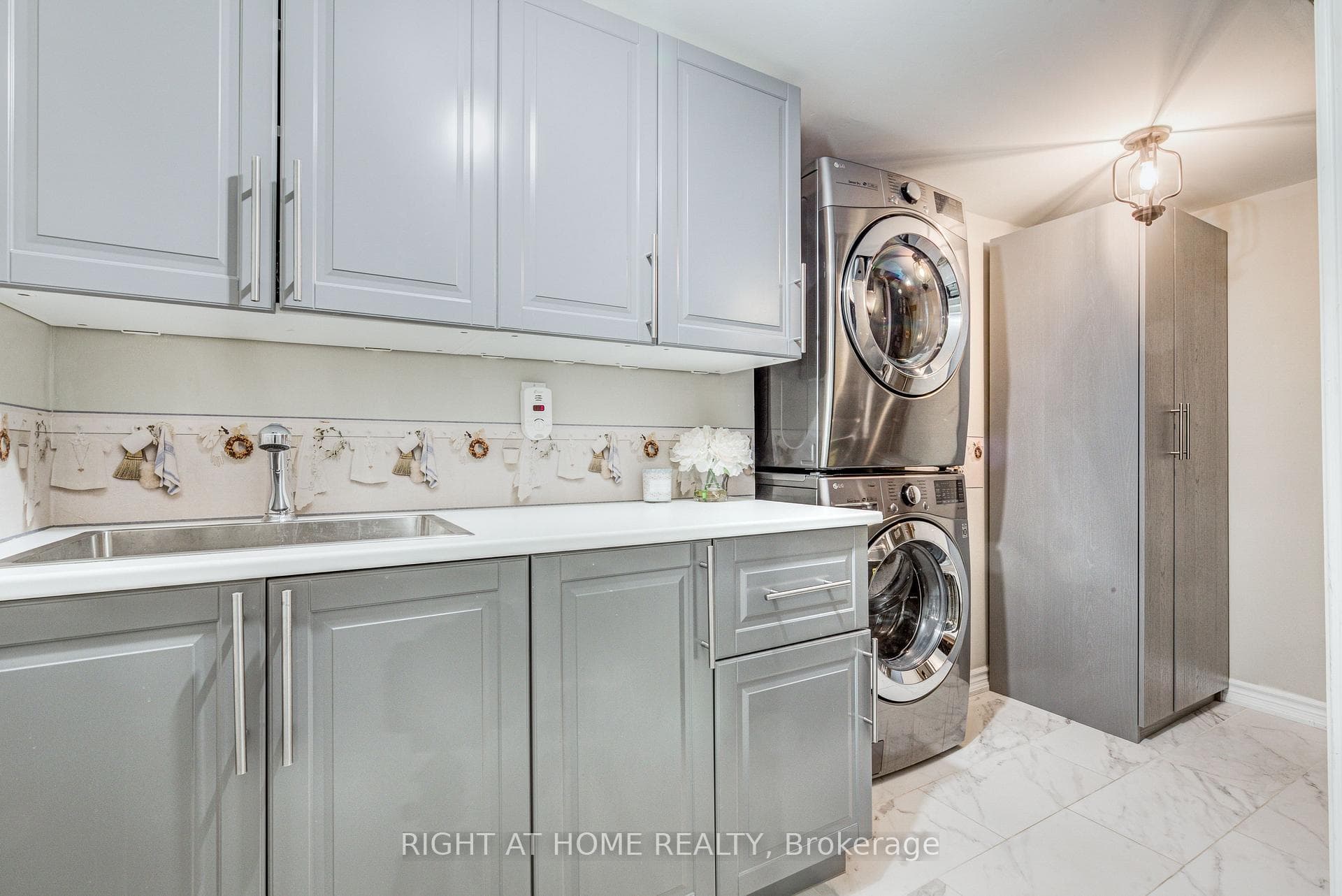 Laundry room W/ Built-in Cabinetry