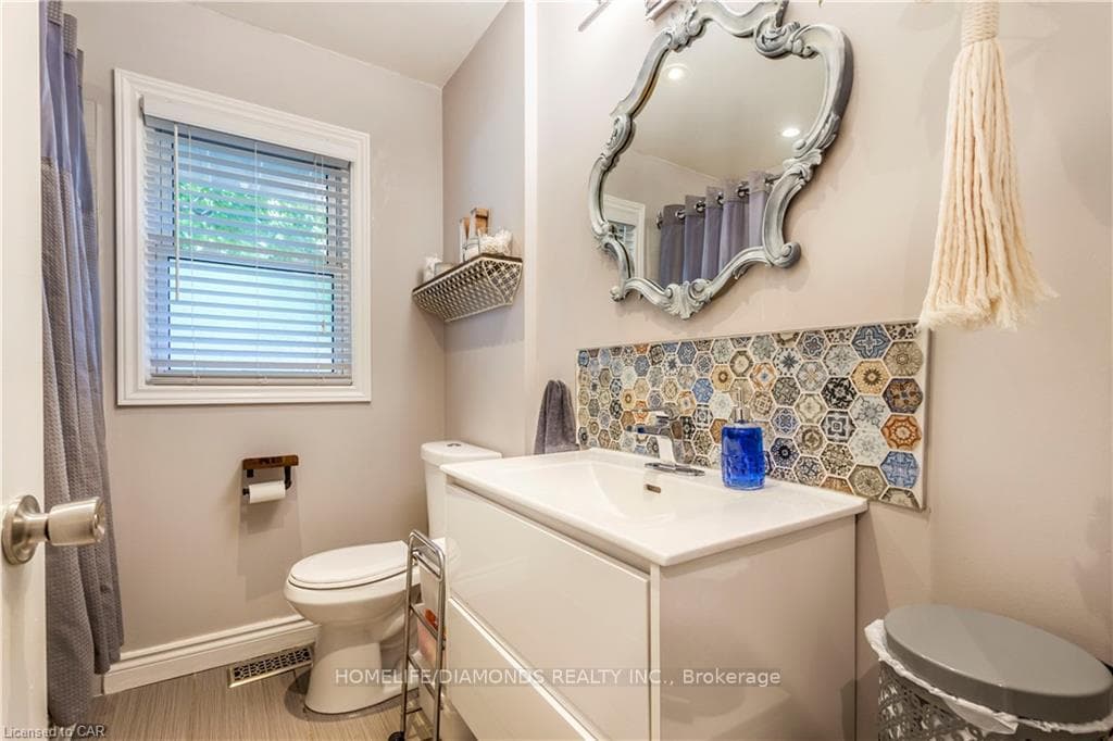 107 Ellis Crescent Unit Upper photo 20