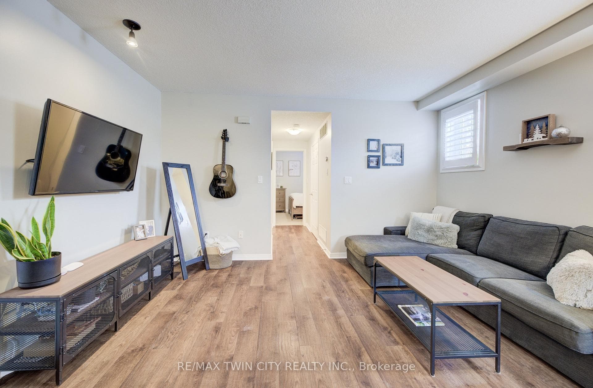 240 WESTMEADOW Drive photo 8
