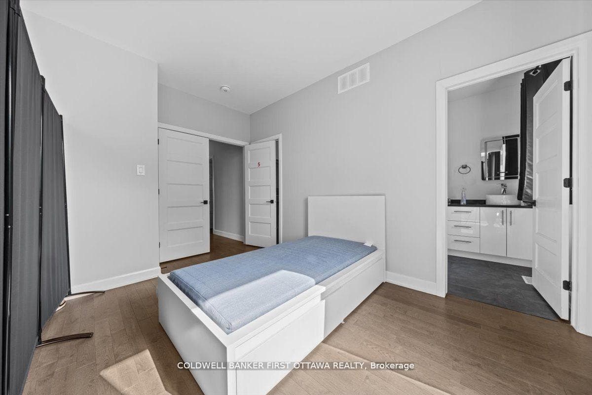 560 QUEEN MARY Street photo 21