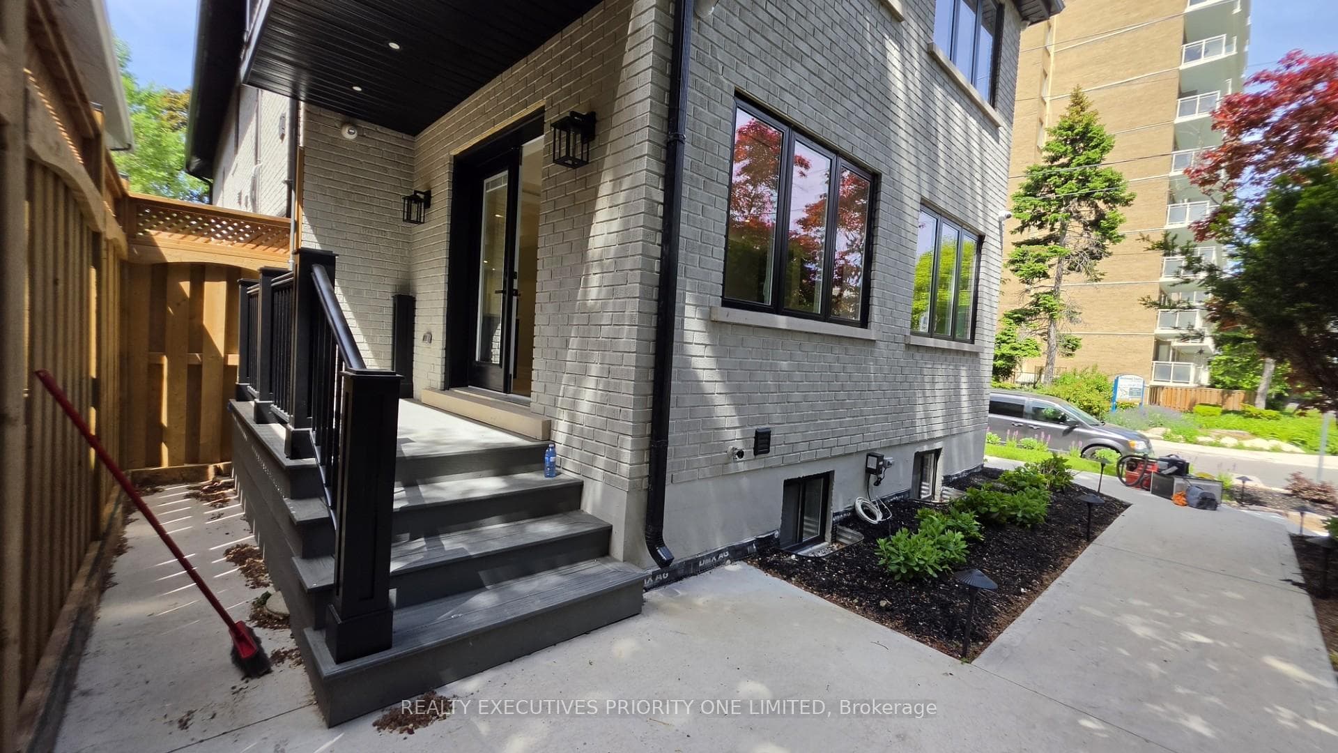 10 Lascelles Boulevard Unit Main photo 1