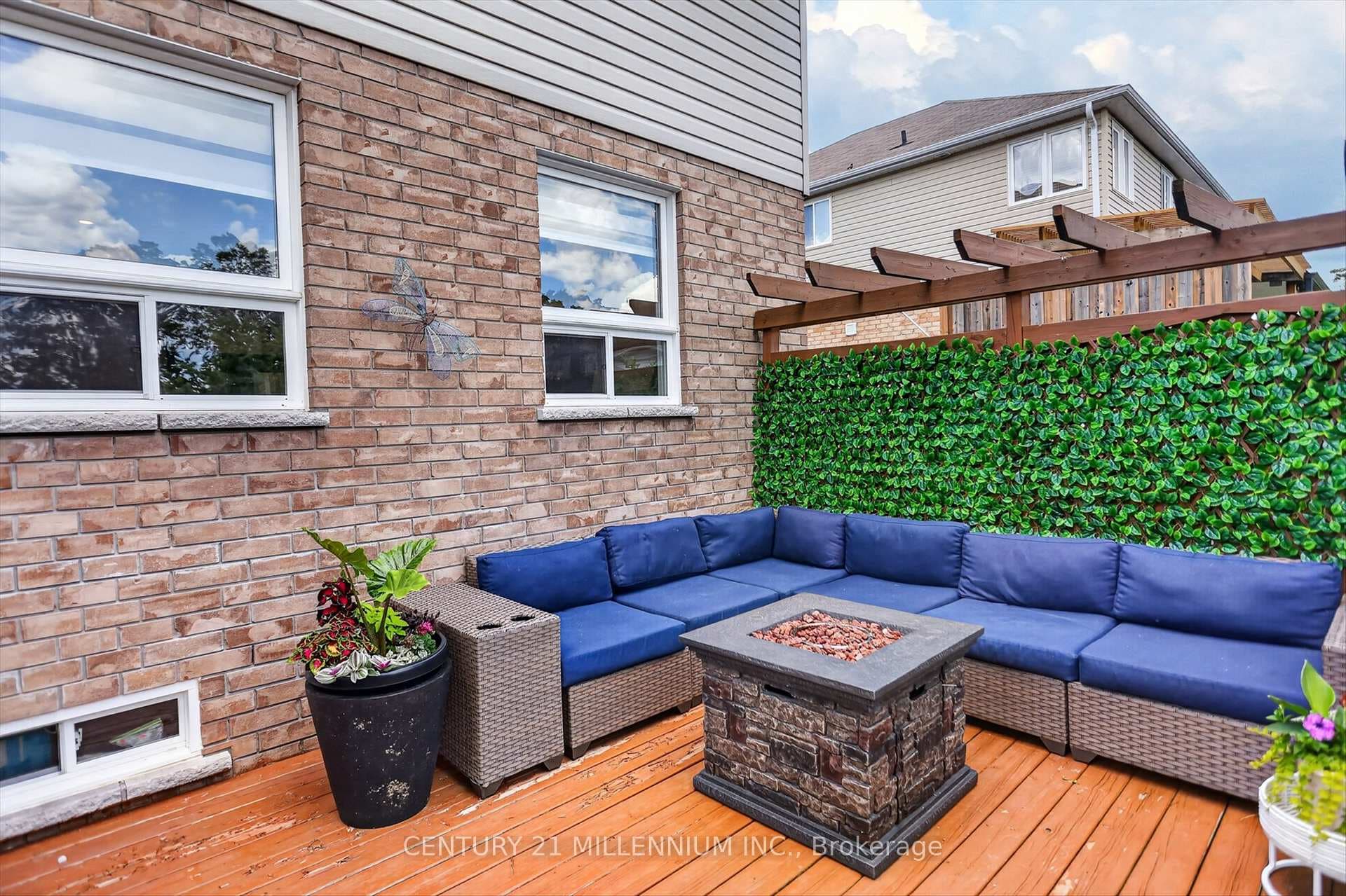 225 Lorne Court photo 36