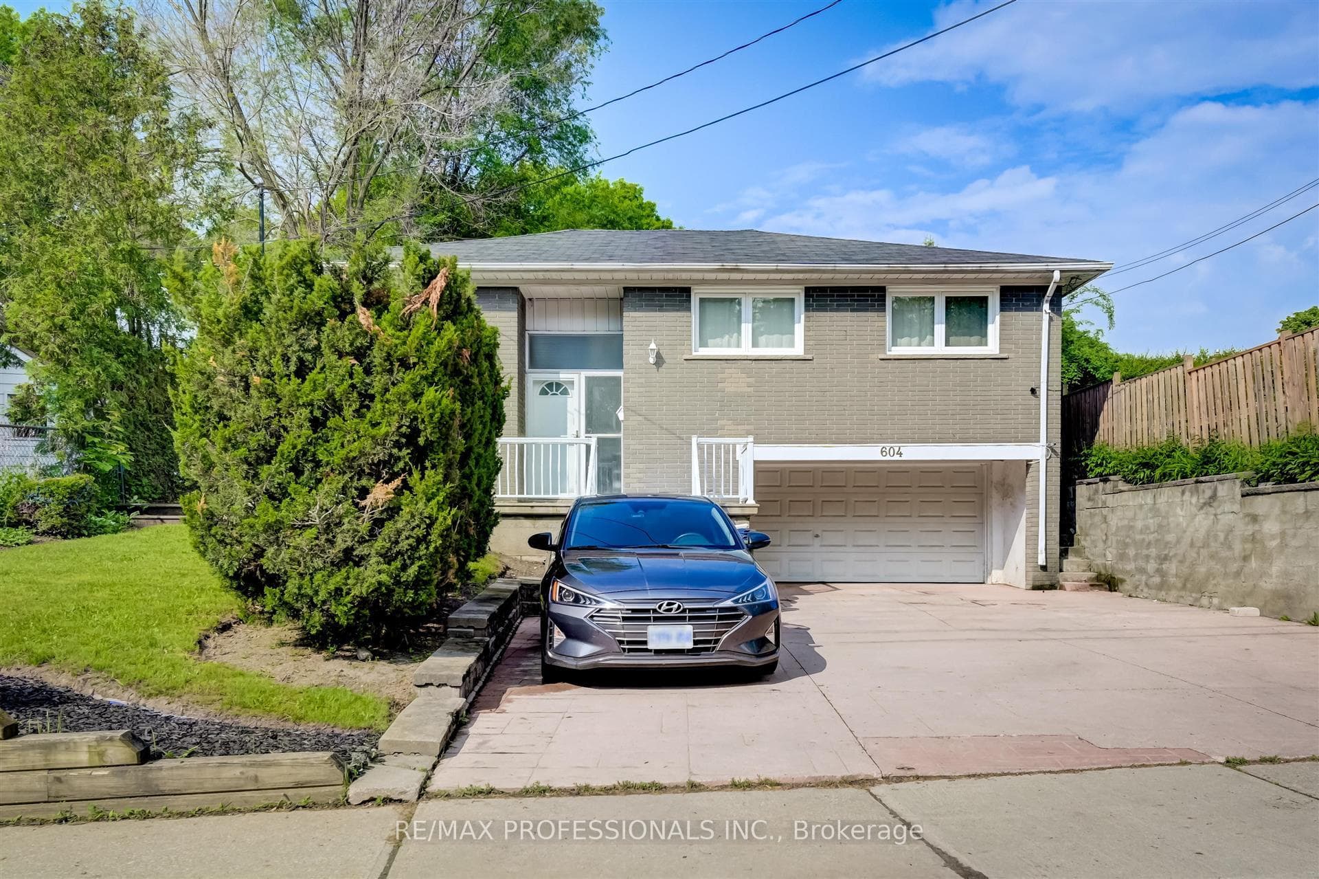 604 Scarlett Road photo 1