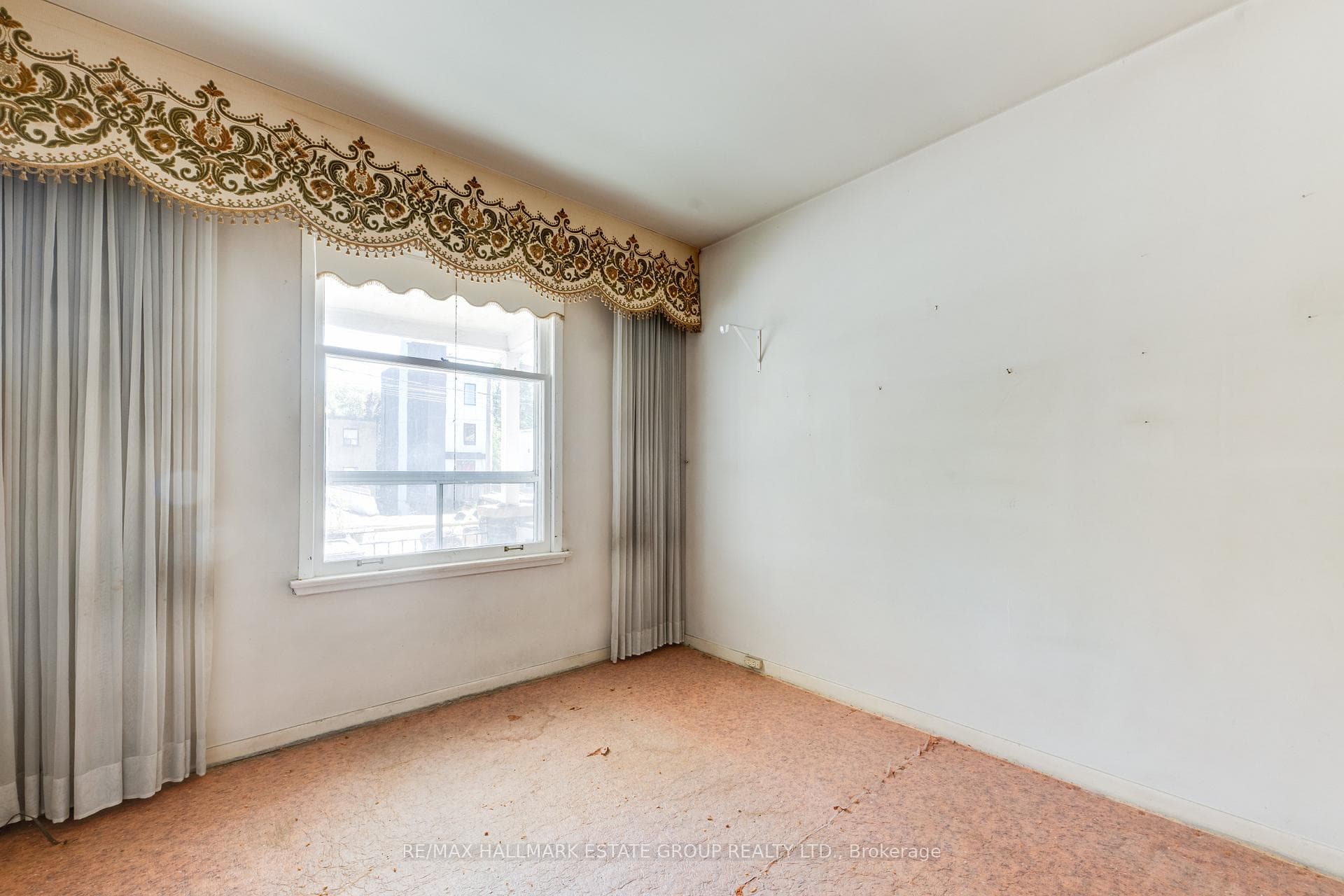 160 Coxwell Avenue photo 4