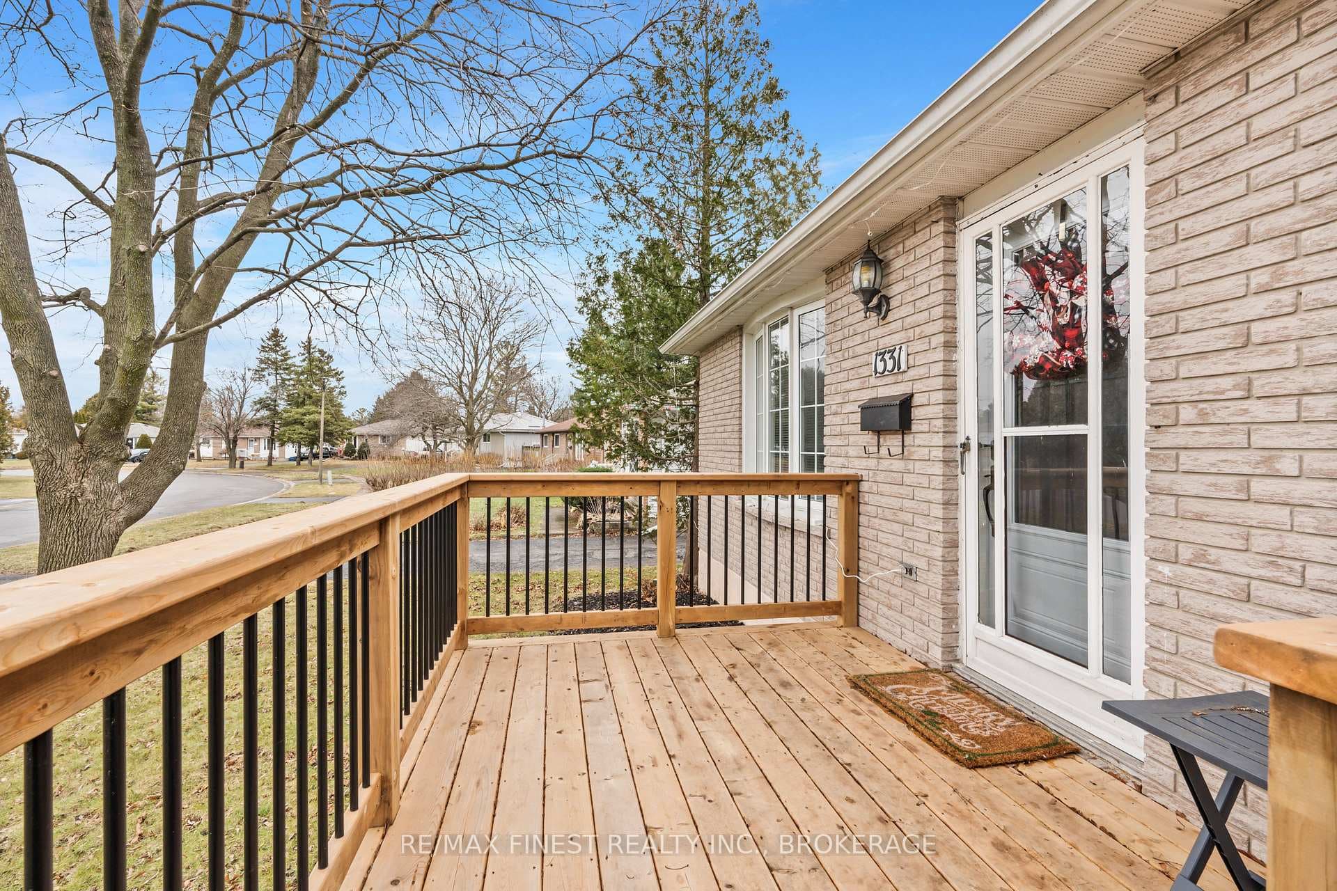 1331 Waverley Crescent photo 3