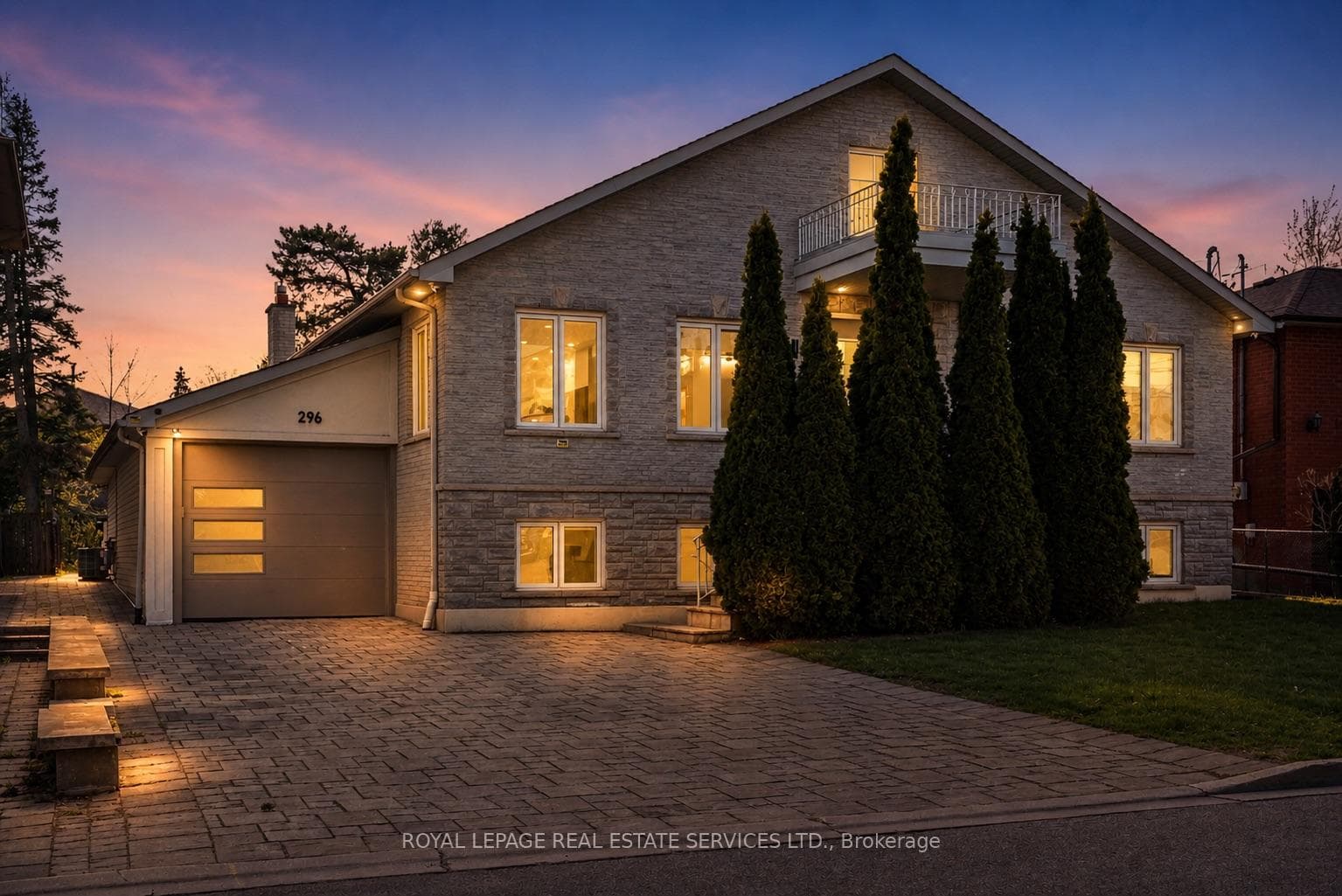 Twilight Exterior Photo