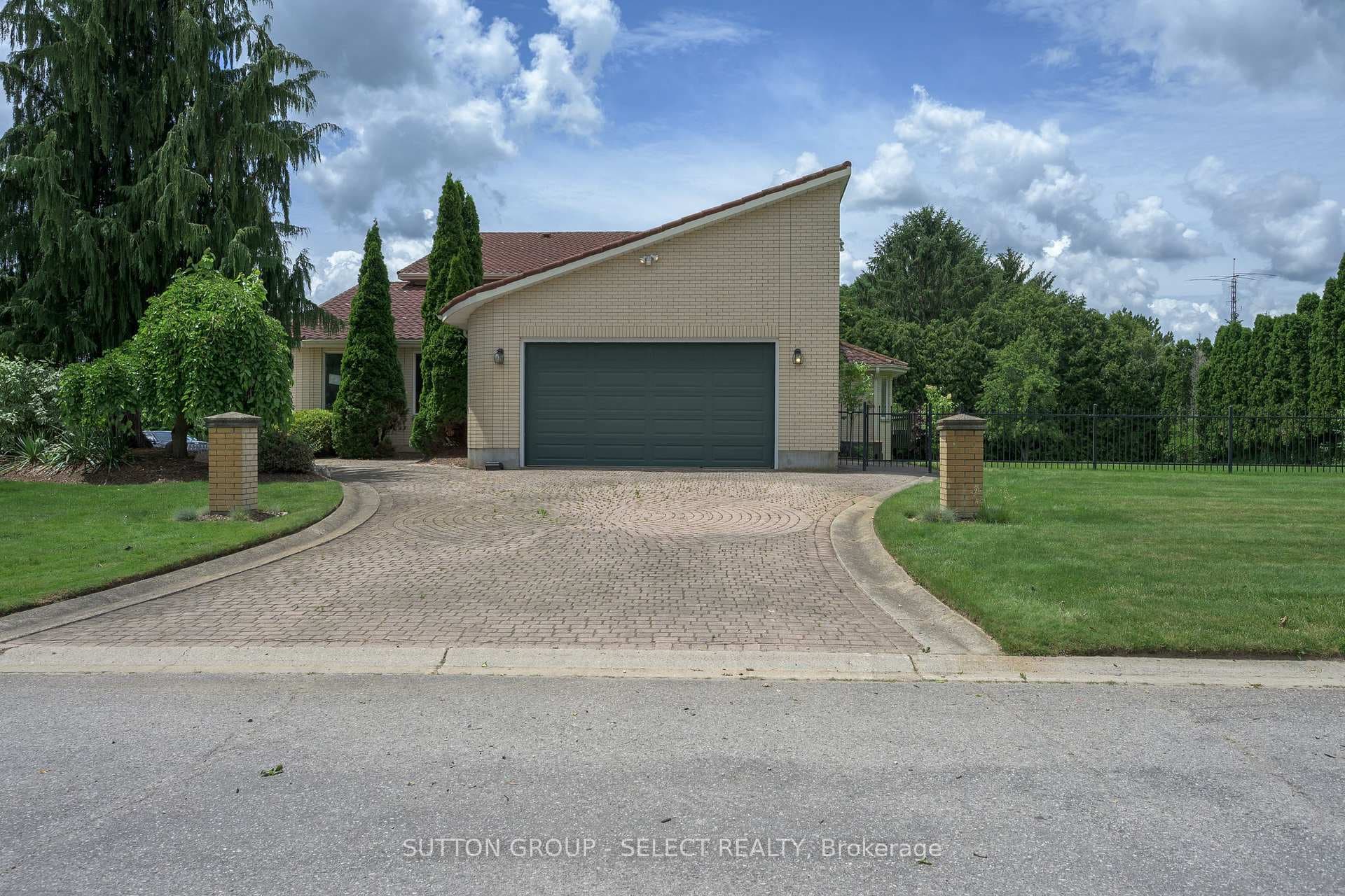 719 Franklinway Crescent photo 5