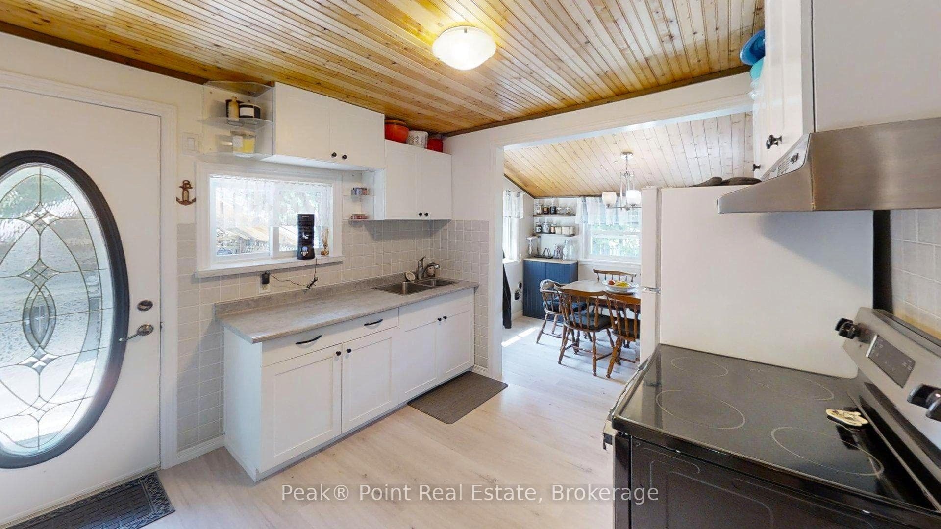 36 Barrie Avenue photo 16