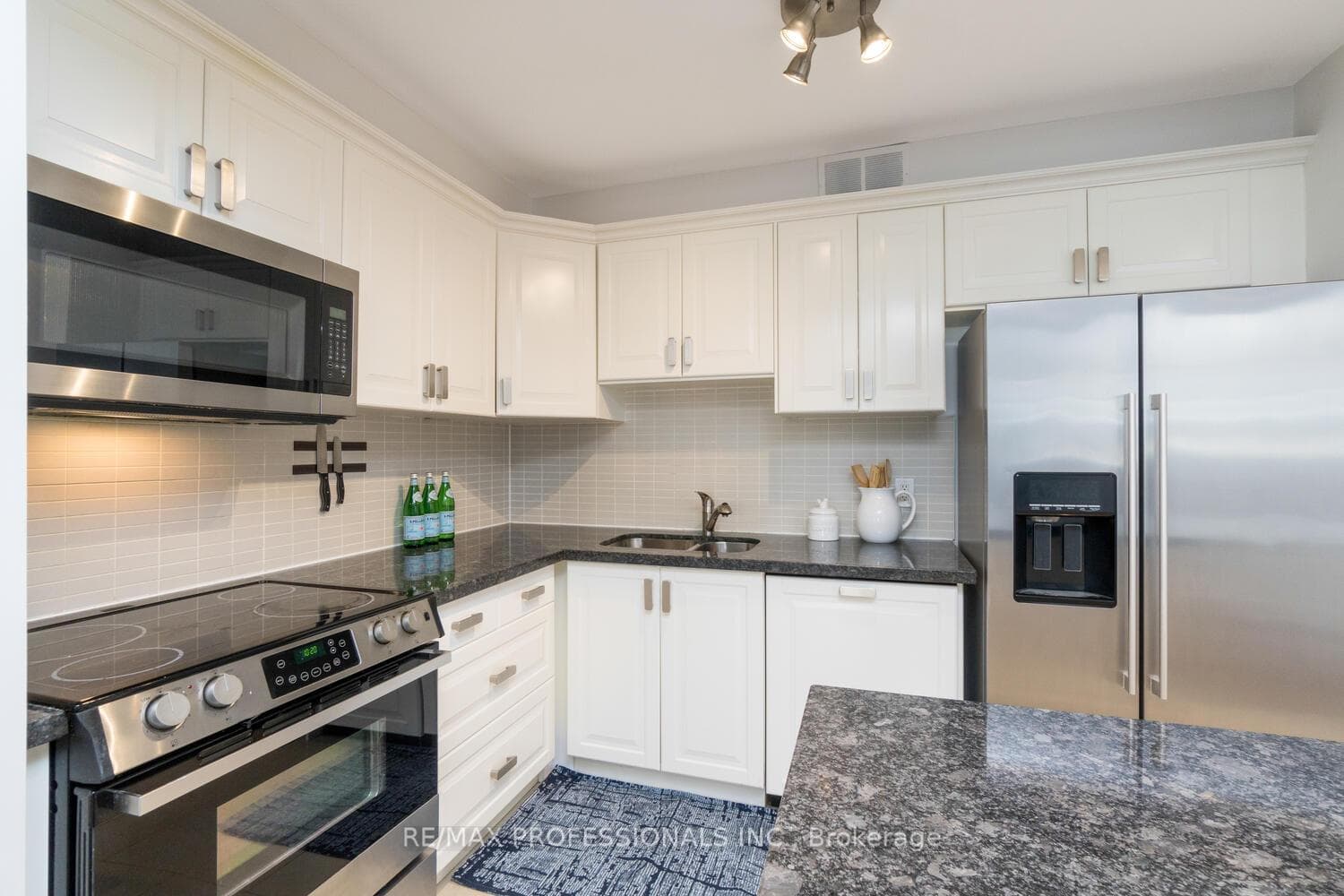 335 Lonsdale Road Unit 306 photo 8
