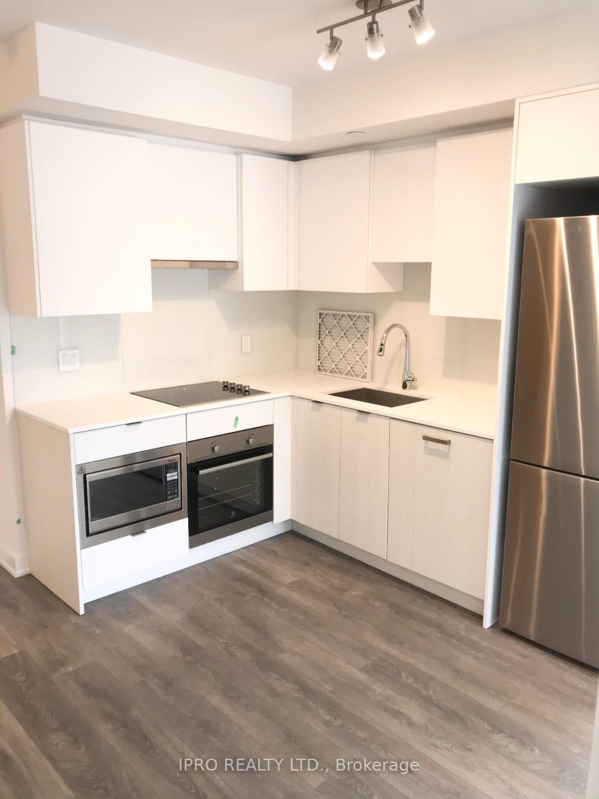195 Redpath Avenue Unit 712 photo 3