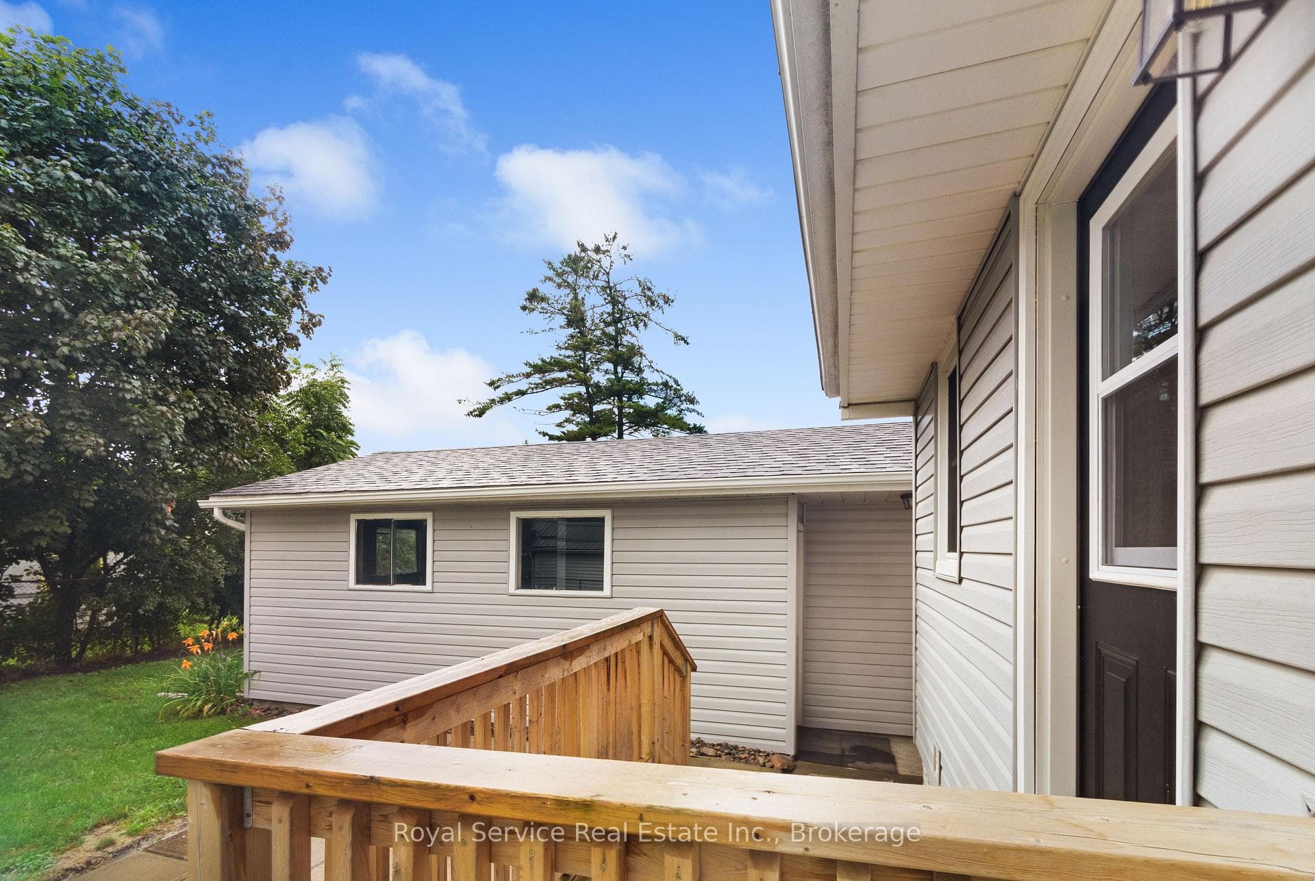 558 Burnham Street photo 31