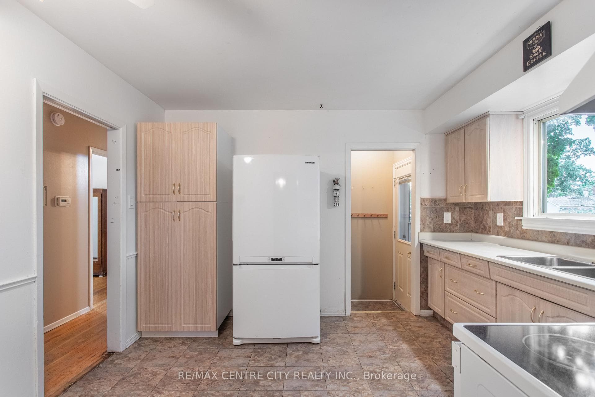 19 Maxwell Crescent photo 12