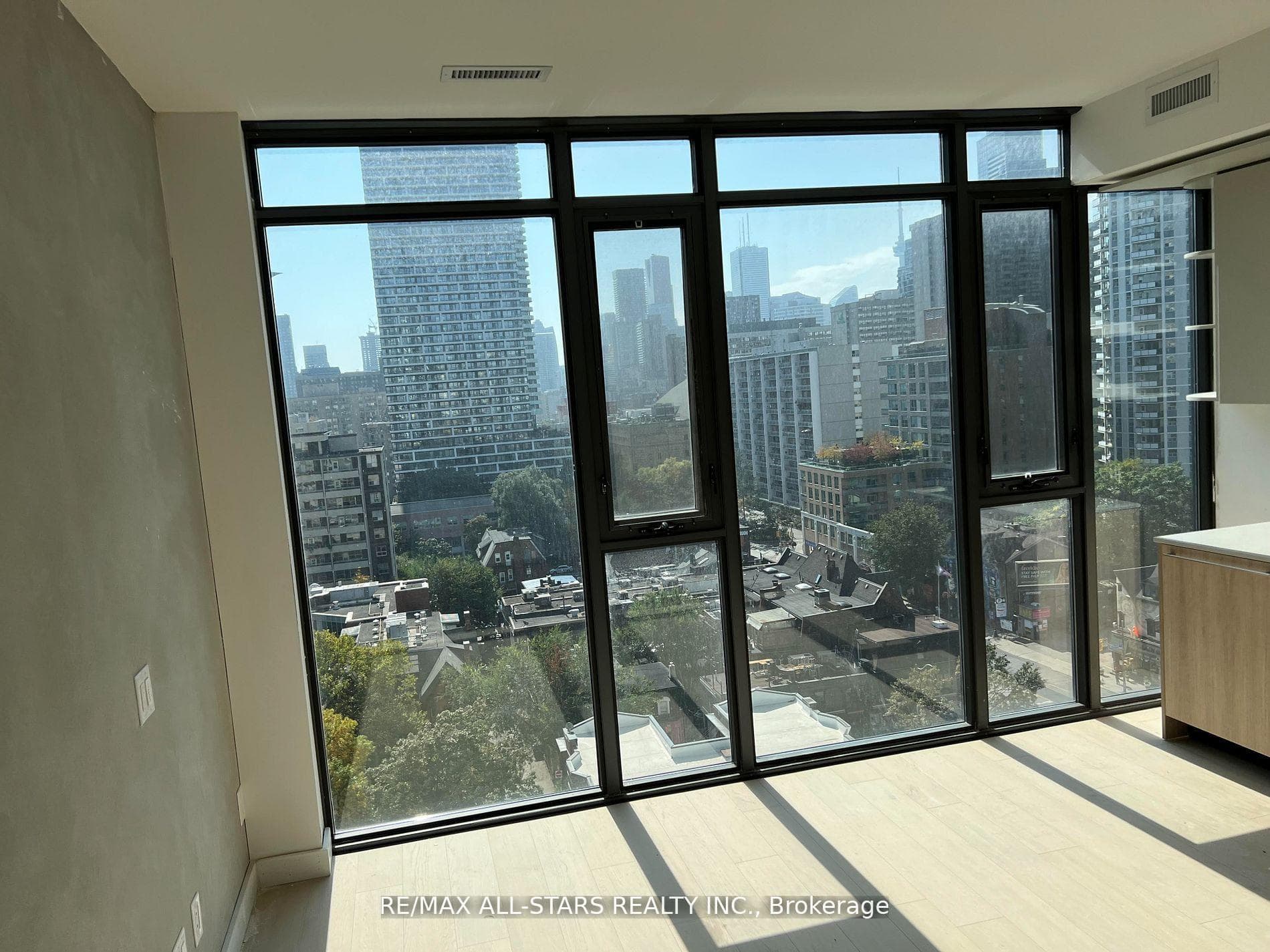 81 WELLESLEY Street Unit 1002 photo 5