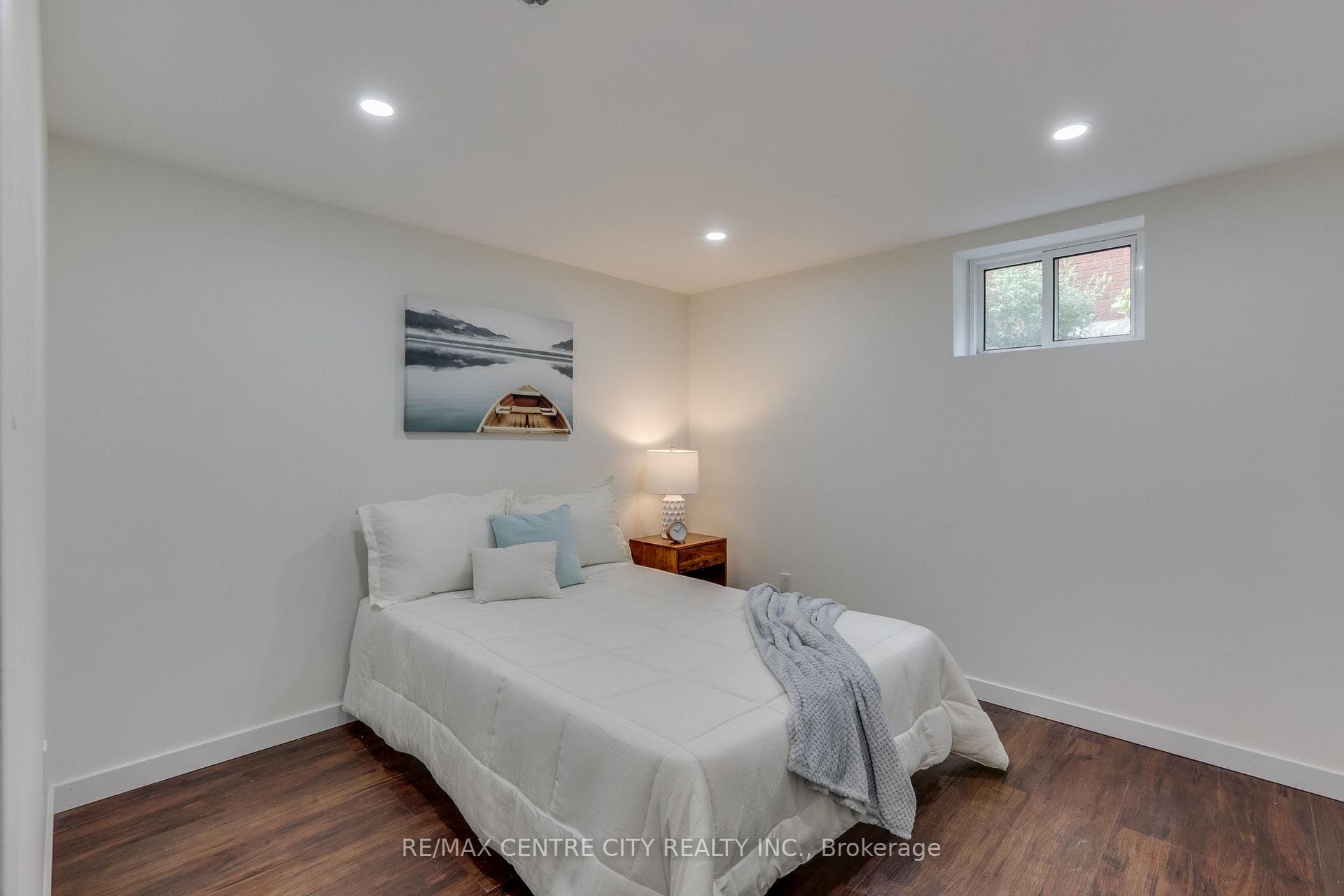 930 Eagle Crescent photo 31