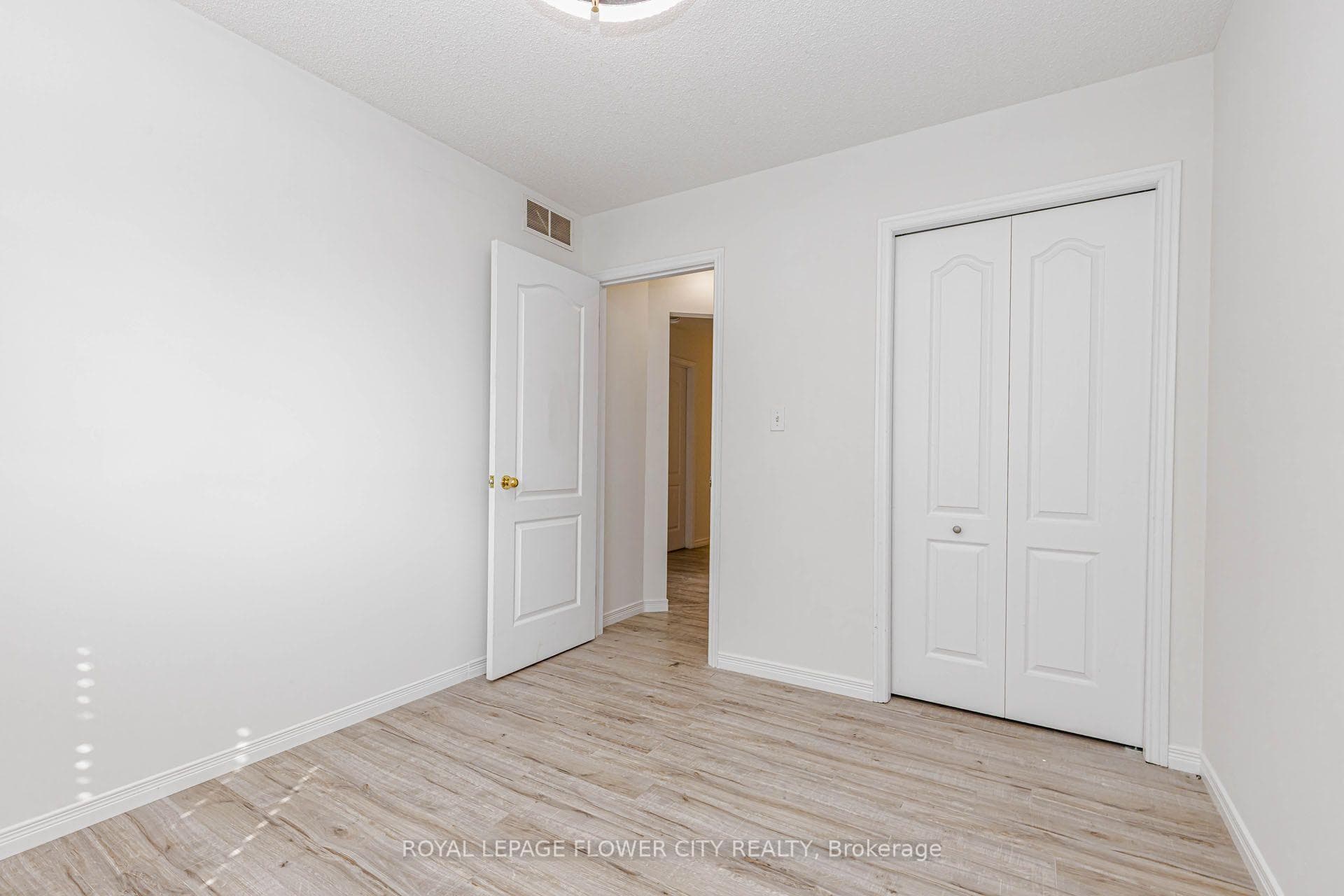 47 QUEENSWAY Drive photo 29