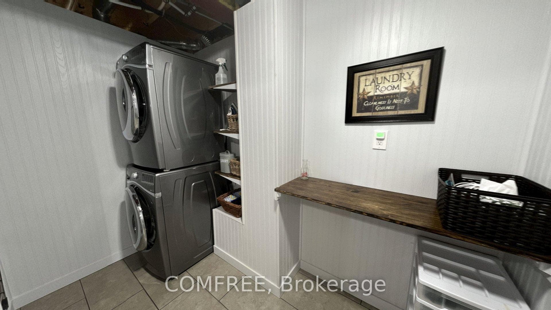 2093 Boake Street photo 25