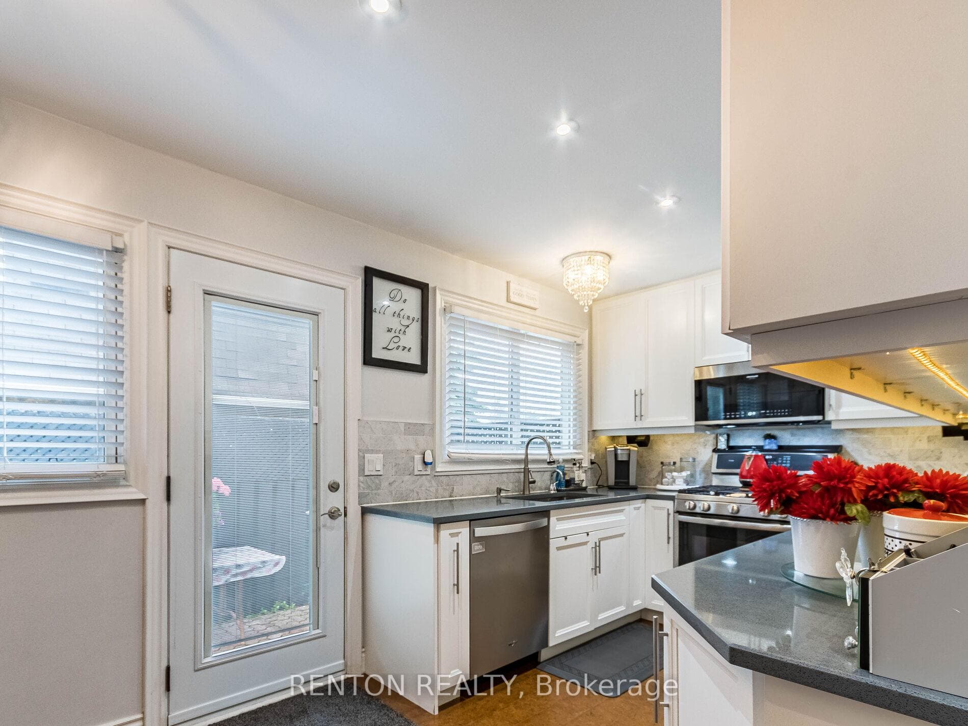 3285 Hornbeam Crescent photo 10