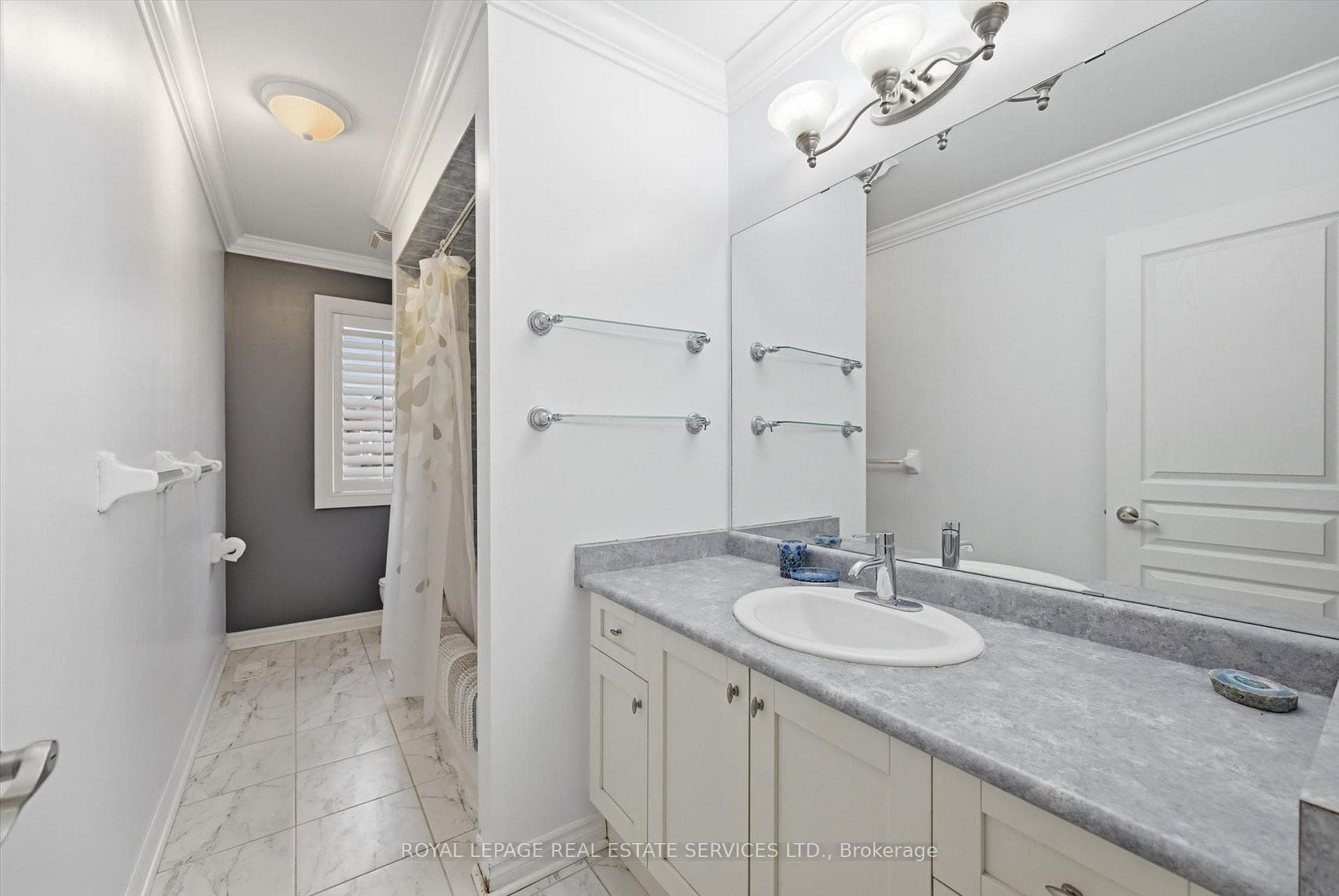 Four-Piece Main Bathroom