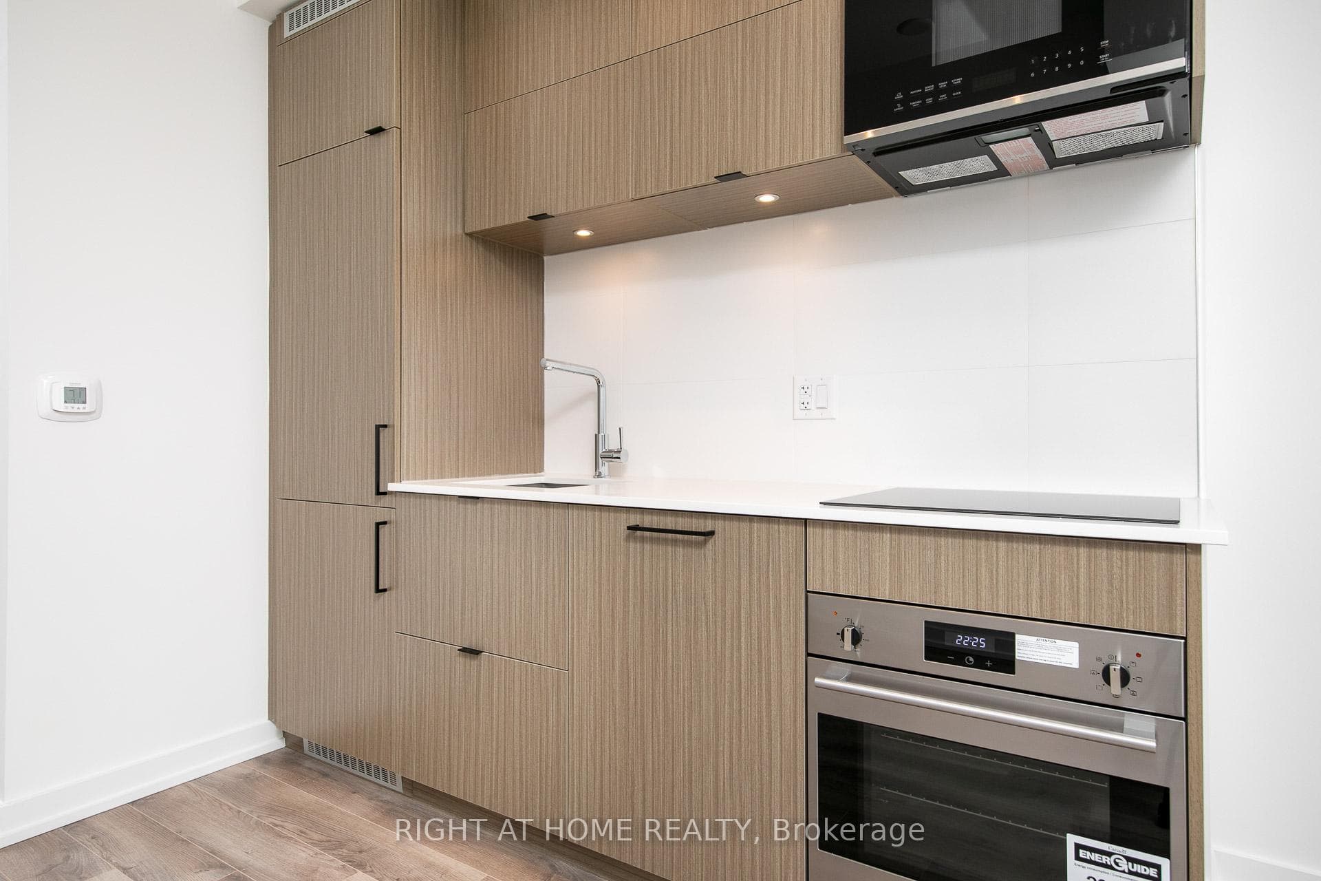 20 Edward Street Unit 1819 photo 4