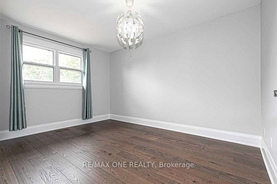 100 Robinson Crescent photo 16