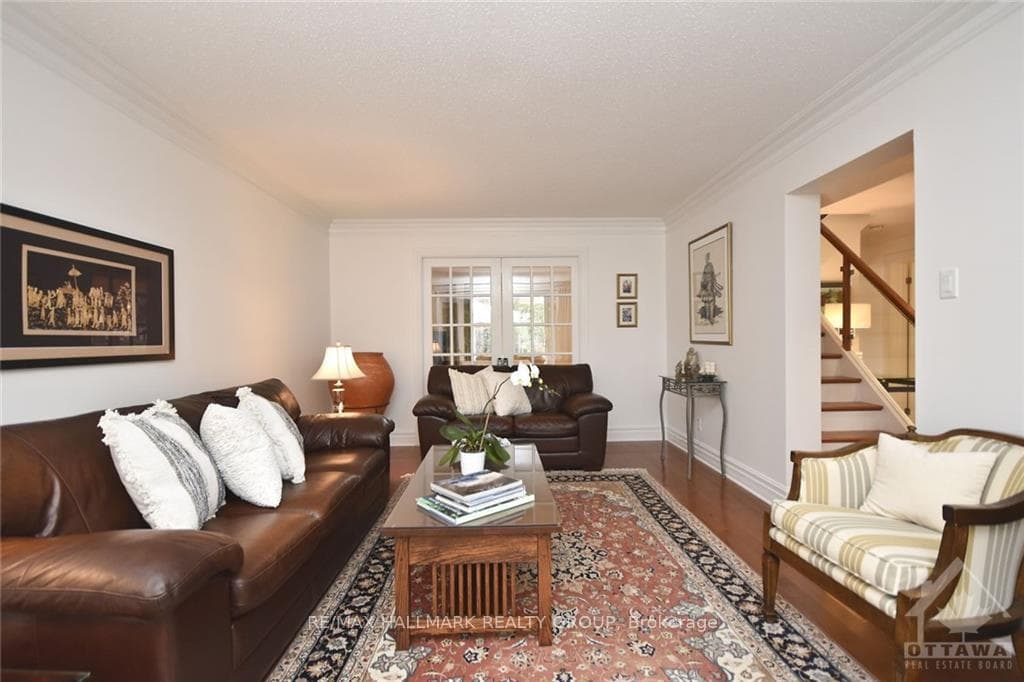 1922 OAKDEAN Crescent photo 5