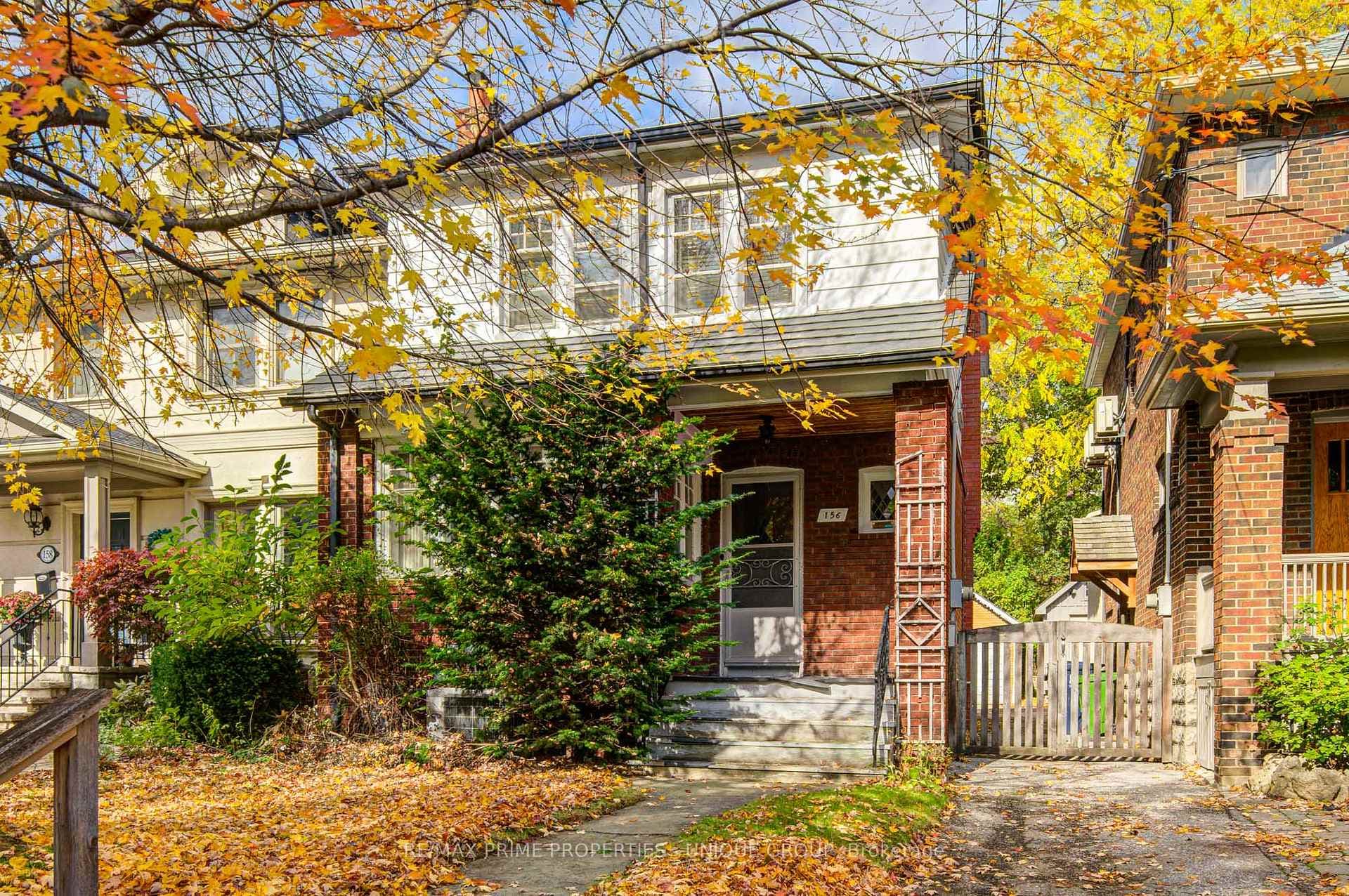 Front view of home with mutual drive
