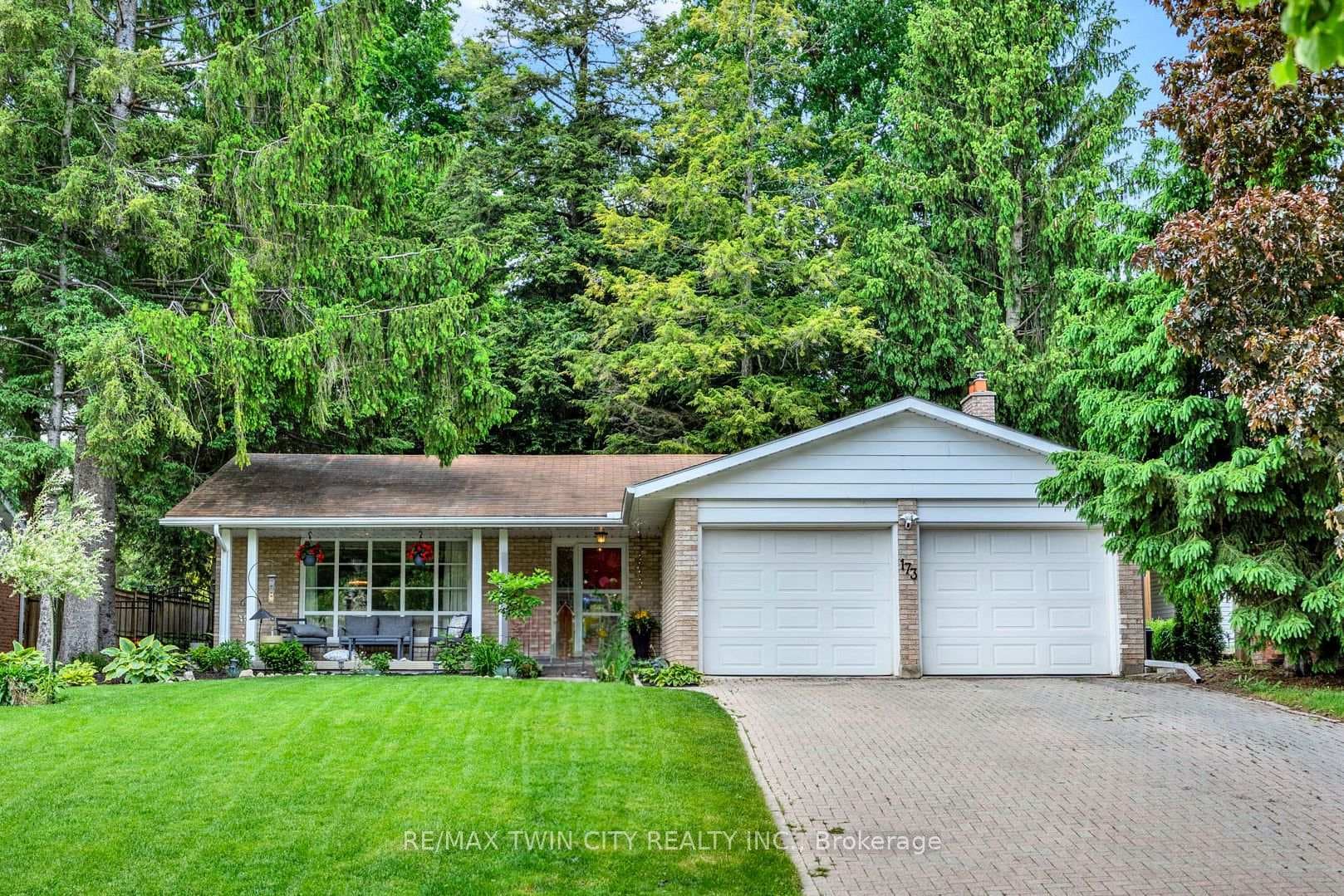 173 PINEGROVE Crescent photo 1