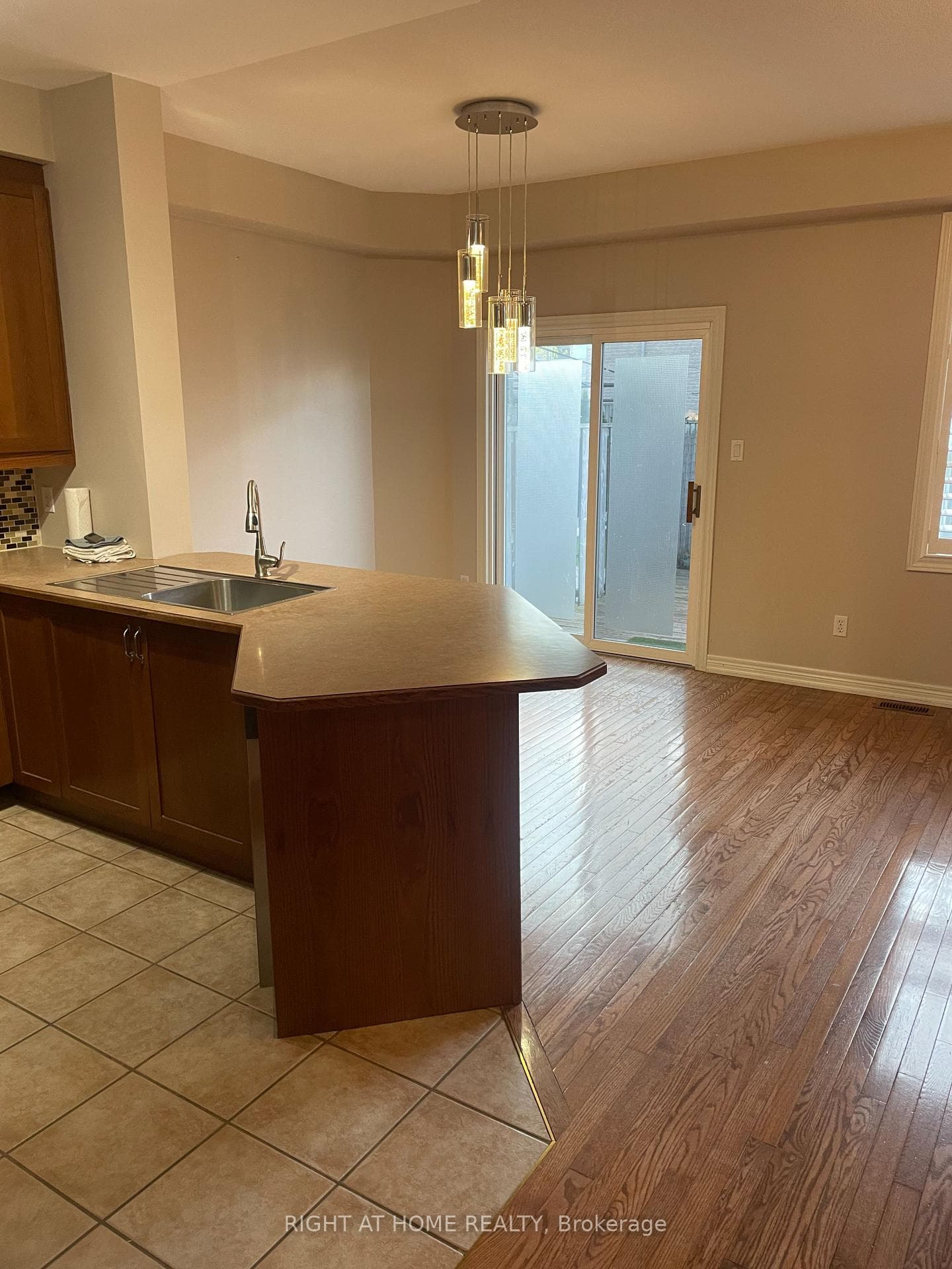 2090 English Crescent photo 2