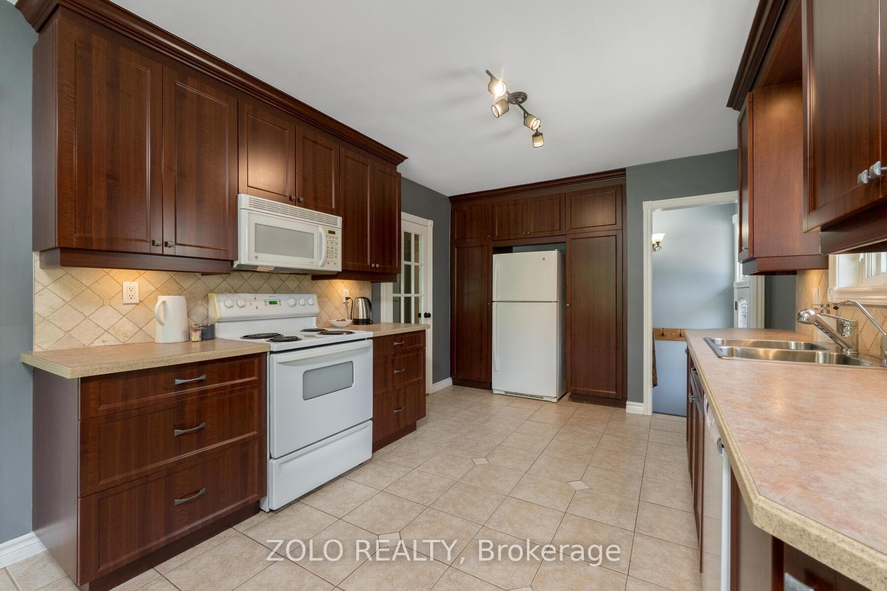 and tons of cupboard and pantry space